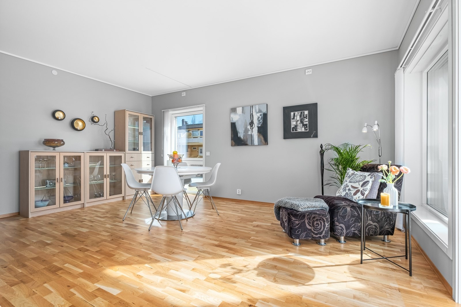 God plass for både sofaløsning og spisegruppe på stue. Galleribilde