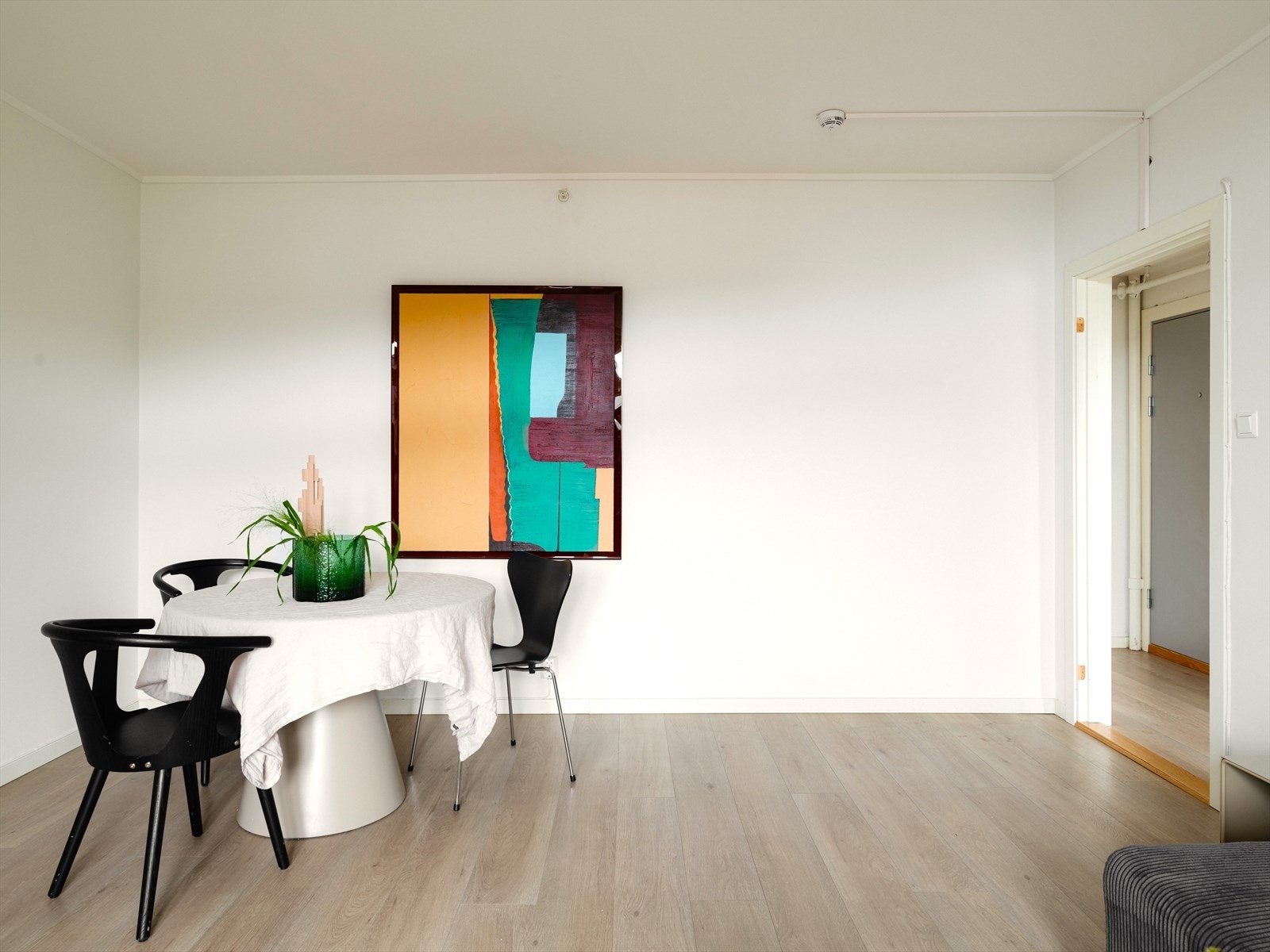 Stuen er romslig og gir muligheter for flere ulike møbleringsløsninger. Her er det plass til både sofa- og TV-krok i tillegg til spisebord hvor det kan dekkes på til mange gjester. Galleribilde