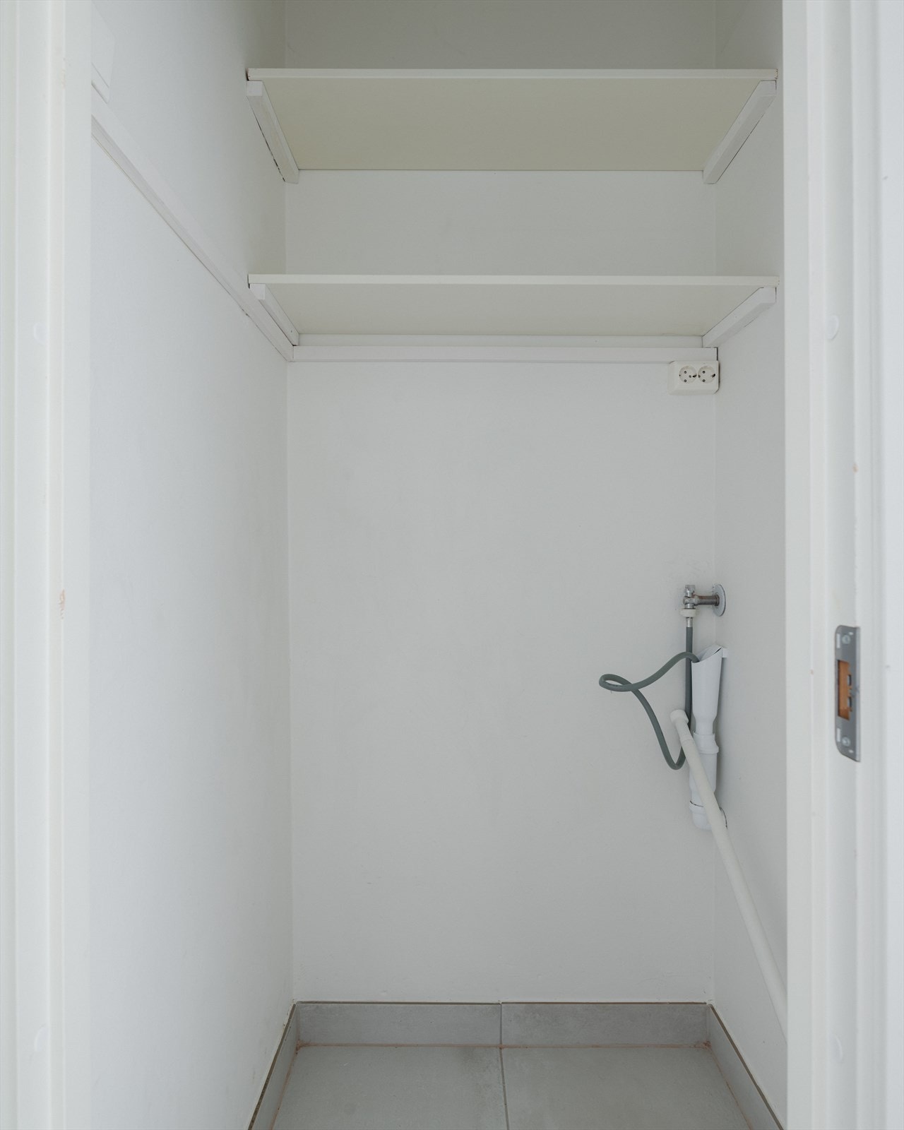 Praktisk innvendig bod i leiligheten for ekstra oppbevaringsplass samt opplegg til vaskemaskin. Galleribilde