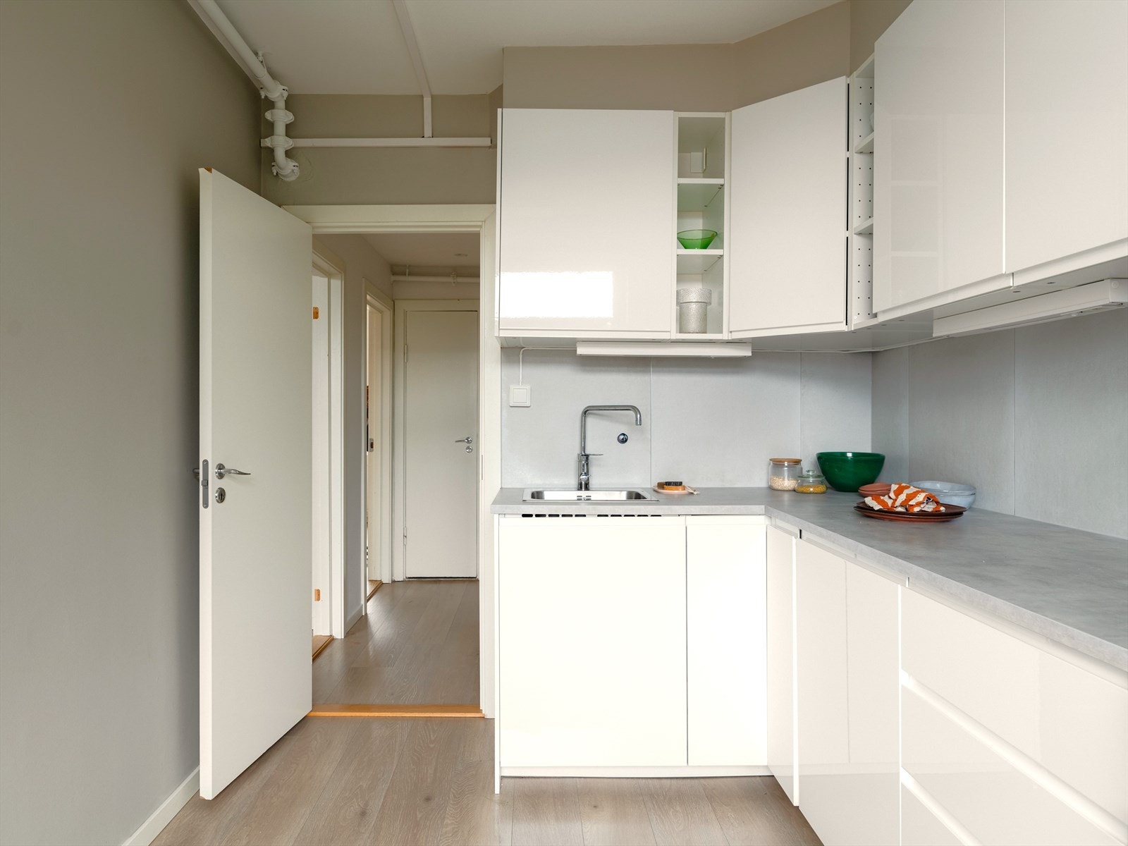 Kjøkkenet har godt med skap- og benkeplass. Galleribilde