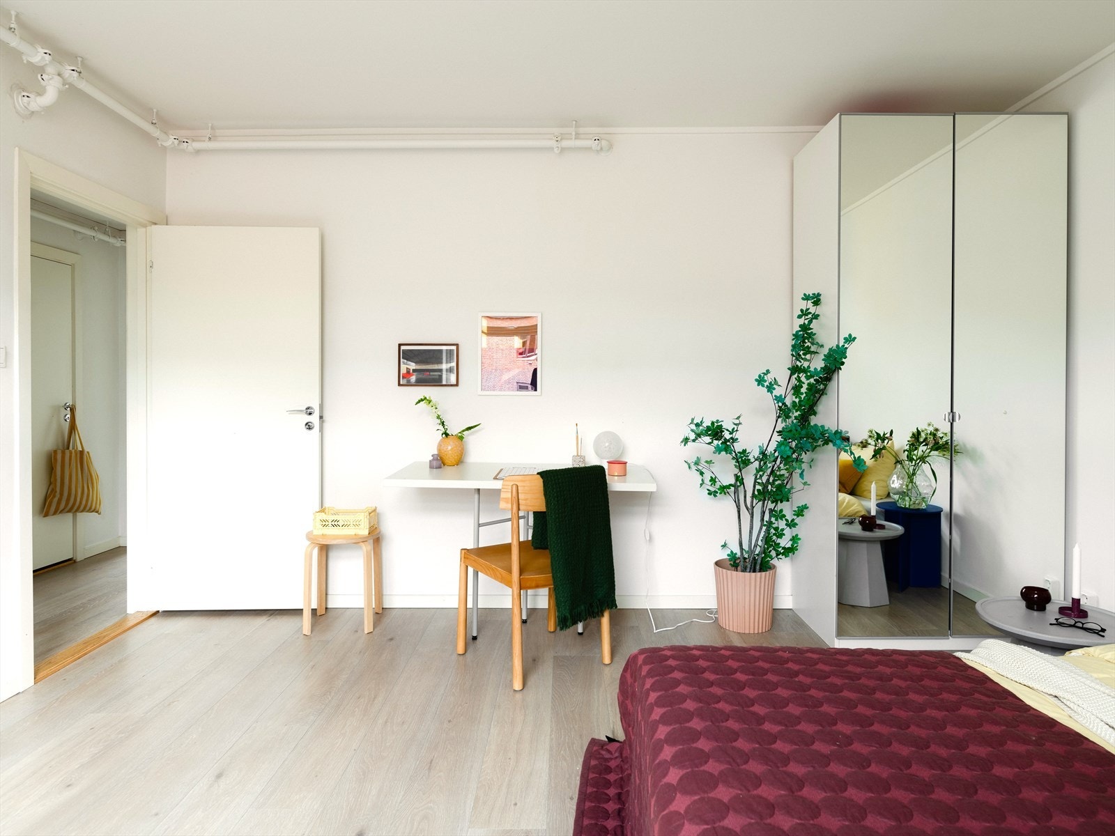 Her er det god plass til en skrivepult - perfekt for hjemmekontor. Galleribilde