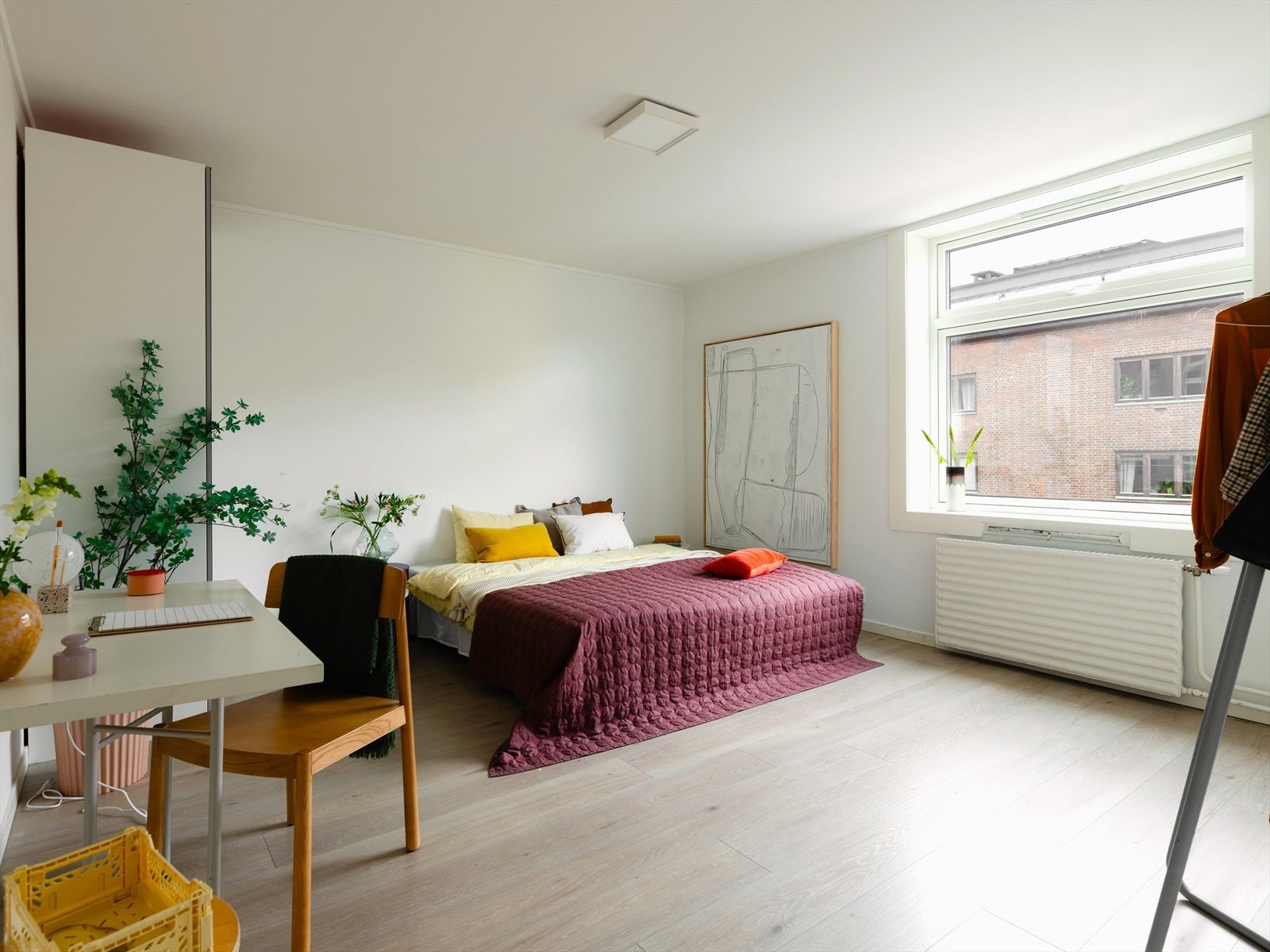 Soverommet er romslig med god plass til dobbeltseng, nattbord, hjemmekontor og øvrige soveromsmøblement. Galleribilde