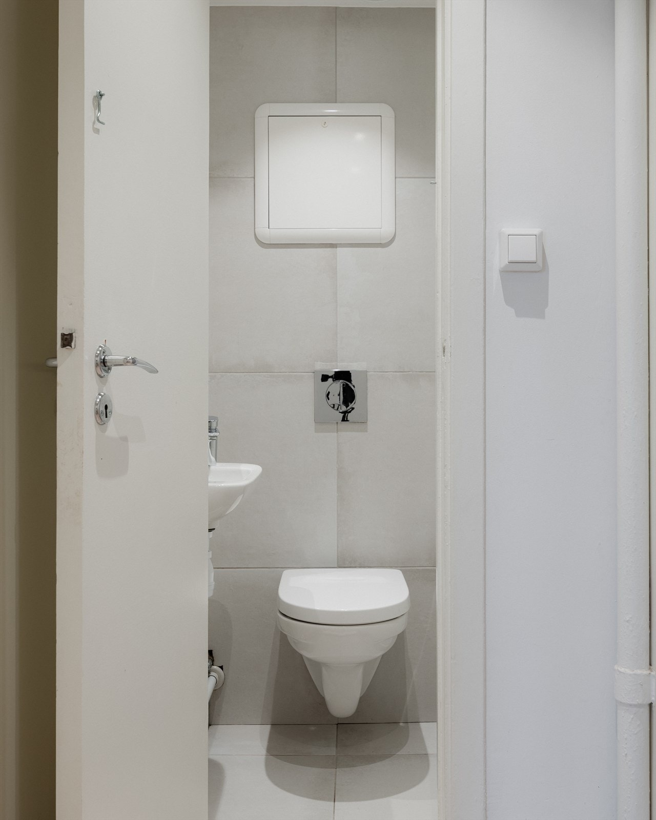 Eget toalettrom med servant og vegghengt toalett. Galleribilde