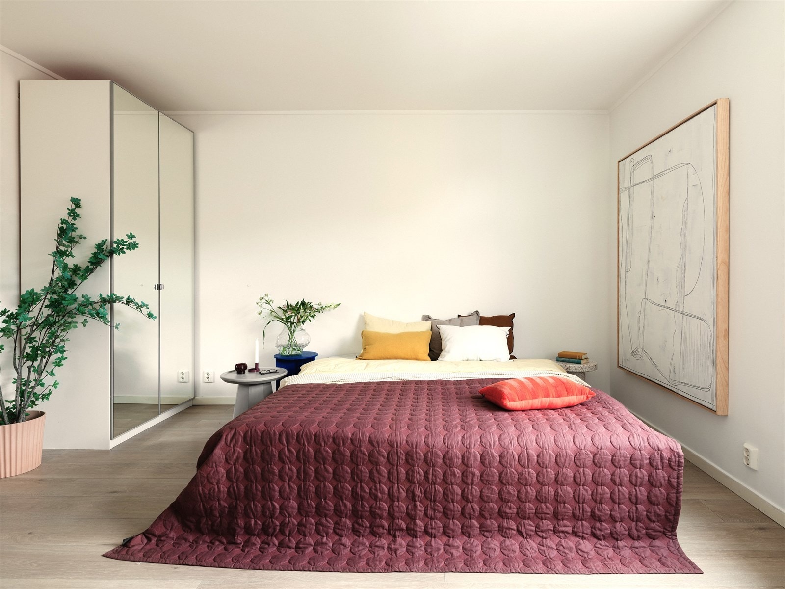 Mulighet for stor skapinnredning gir rikelig med oppbevaringsplass til klær og tilbehør. Galleribilde