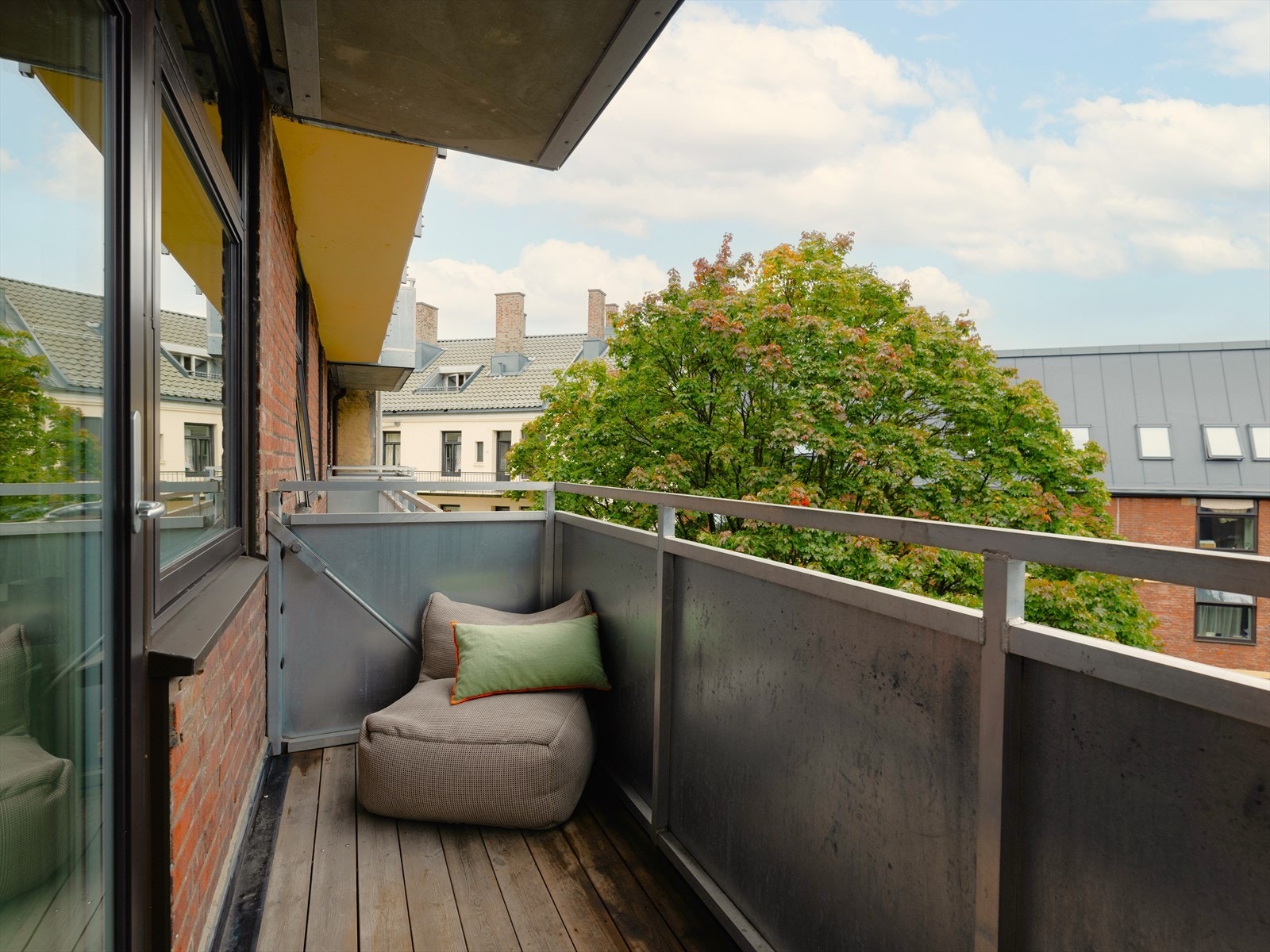 Fra stuen har du utgang til en skjermet og solrik balkong. En perfekt forlengelse av stuen. Her kan du nyte sommerkveldene ute! Galleribilde