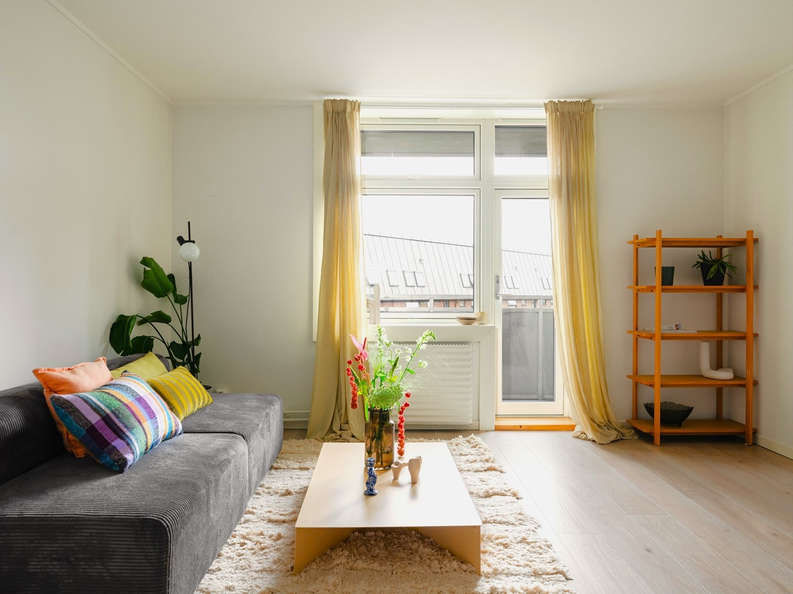 De store vindusflatene og den gode takhøyden i kombinasjon med beliggenheten i 4.etasje sørger for mye naturlig lys gjennom hele dagen og en herlig romfølelse! Galleribilde