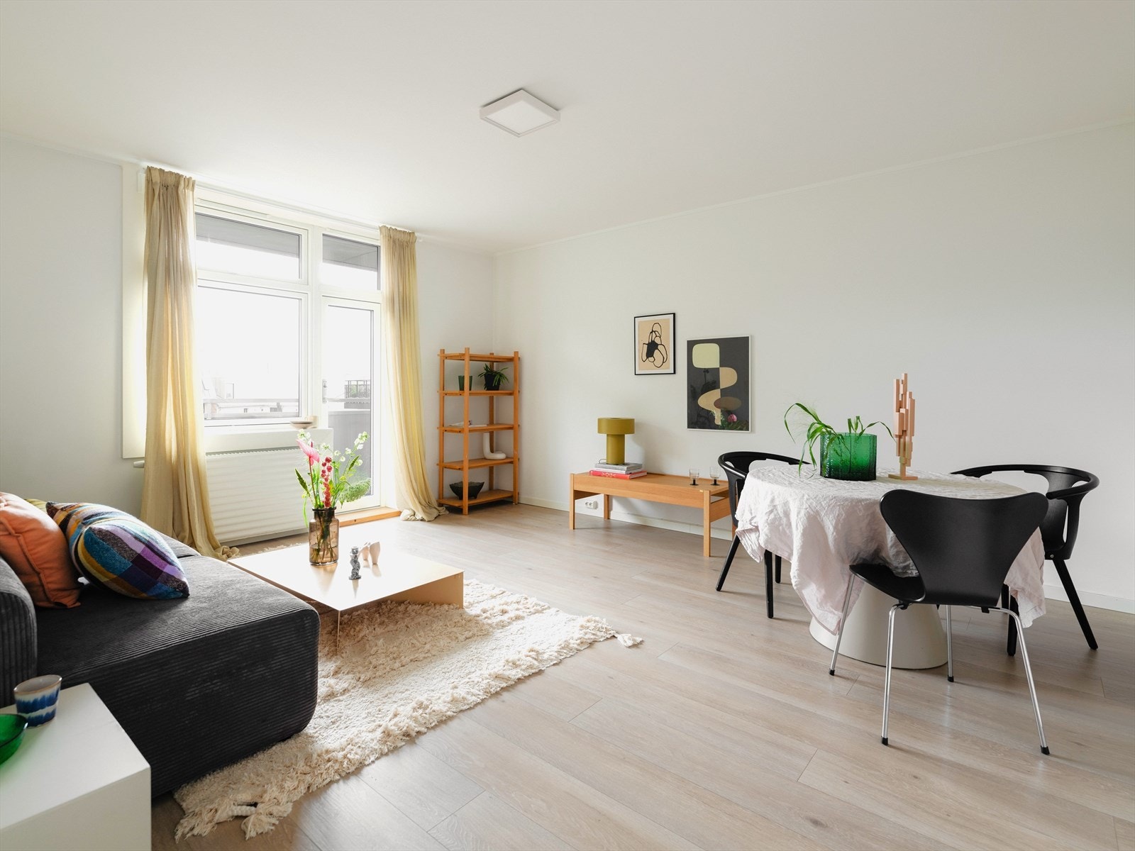 Velkommen til Dælenenggata 40A! En stor og herlig 2-roms beliggende høyt og fritt i 4.etasje med solrik balkong mot bakgård. Galleribilde