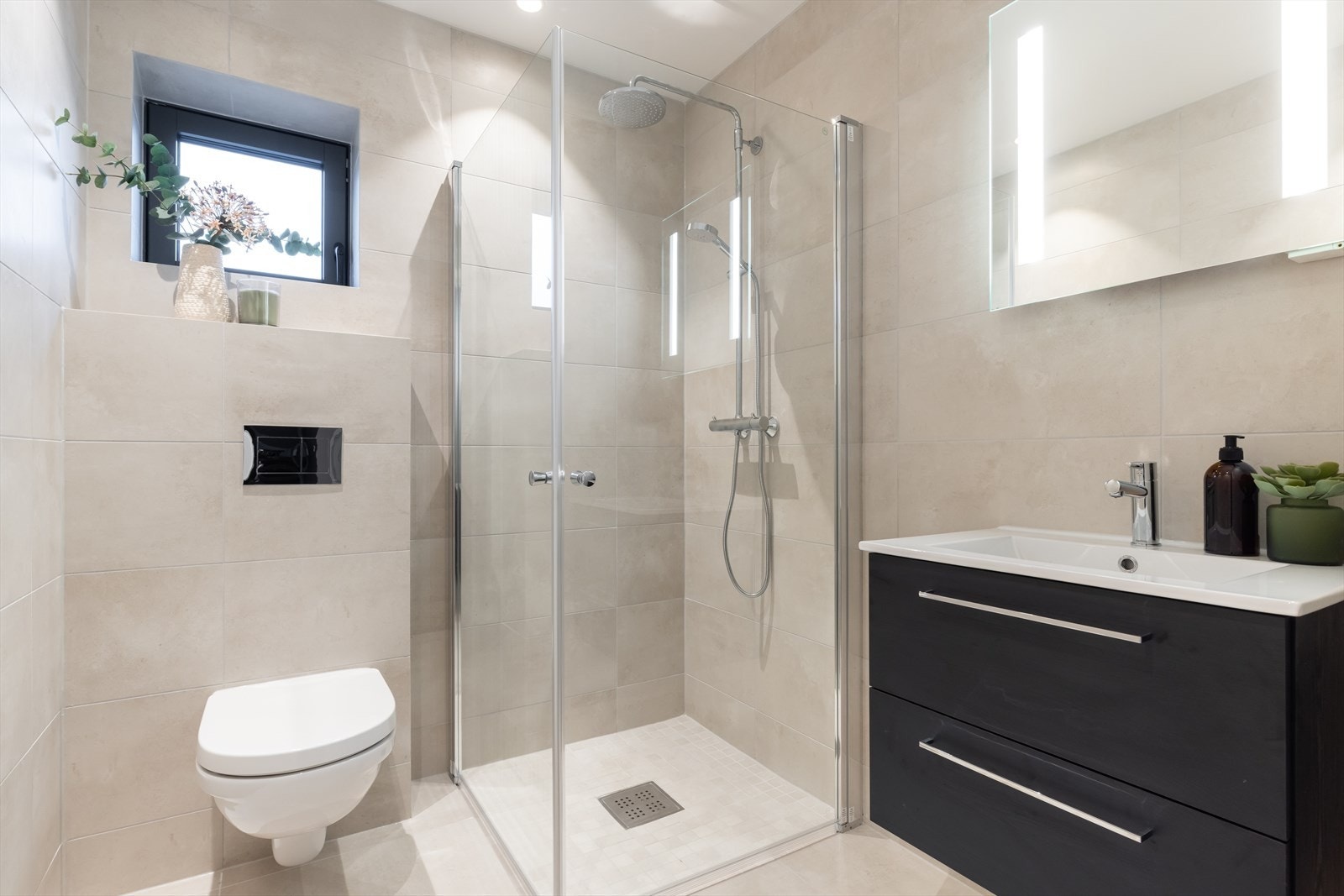 I 1. etasje er det også et helfliset bad. Galleribilde