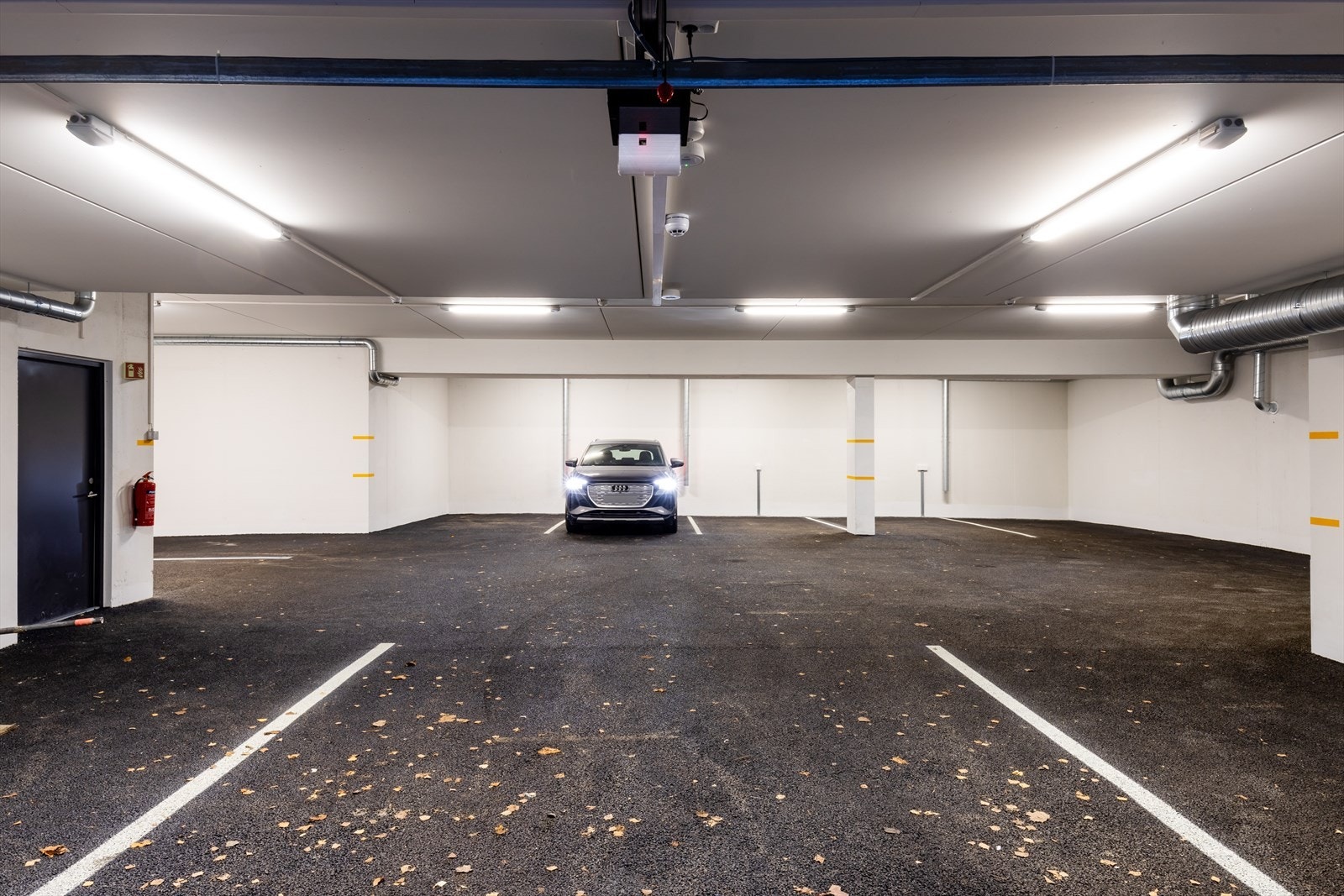 Det medfølger én garasjeplass i oppvarmet garasjeanlegg, her er det lagt til rette for etablering av EL-bil lader. Galleribilde