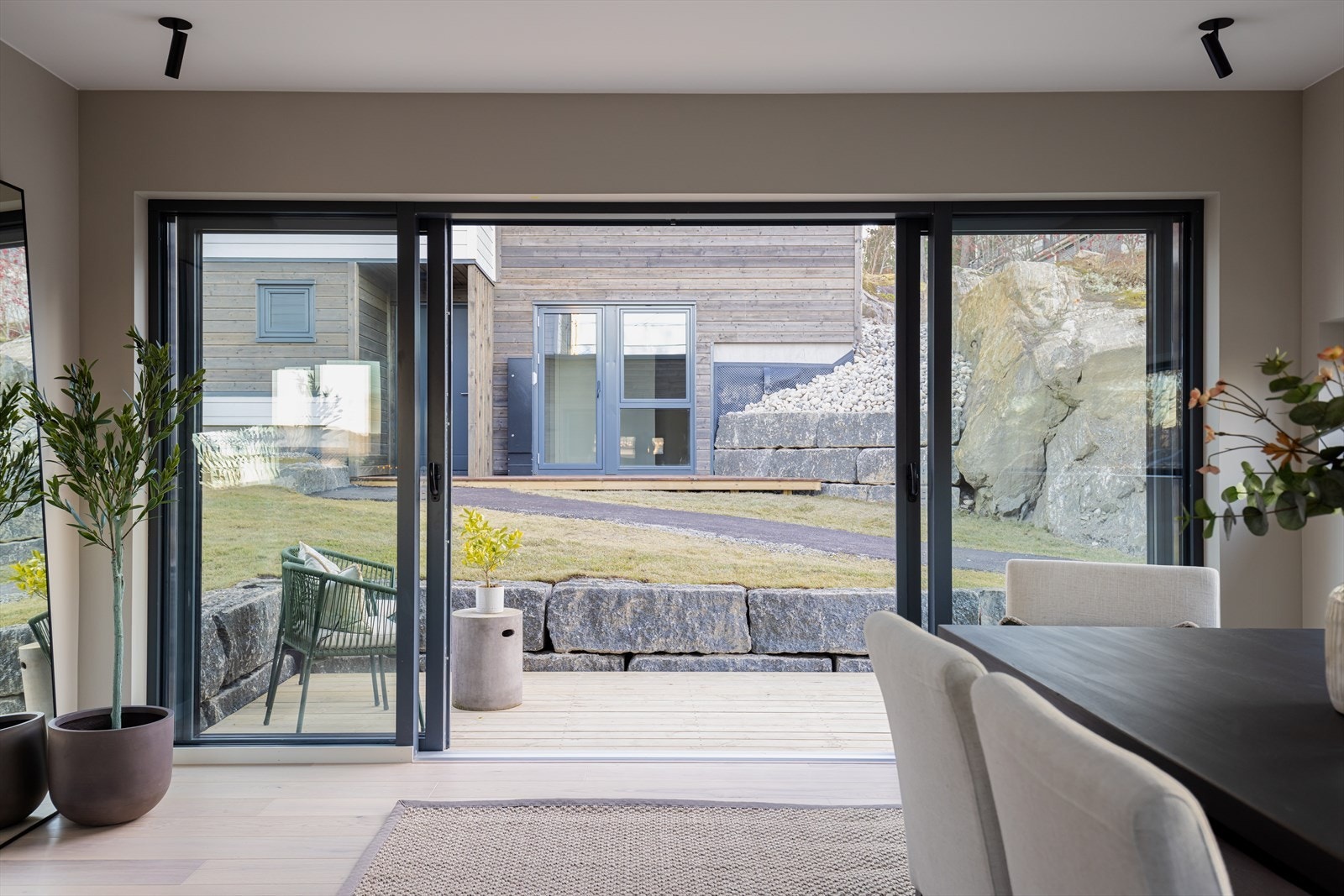 Fra spisestuen er det adkomst til en terrasse på 10 kvm. Galleribilde