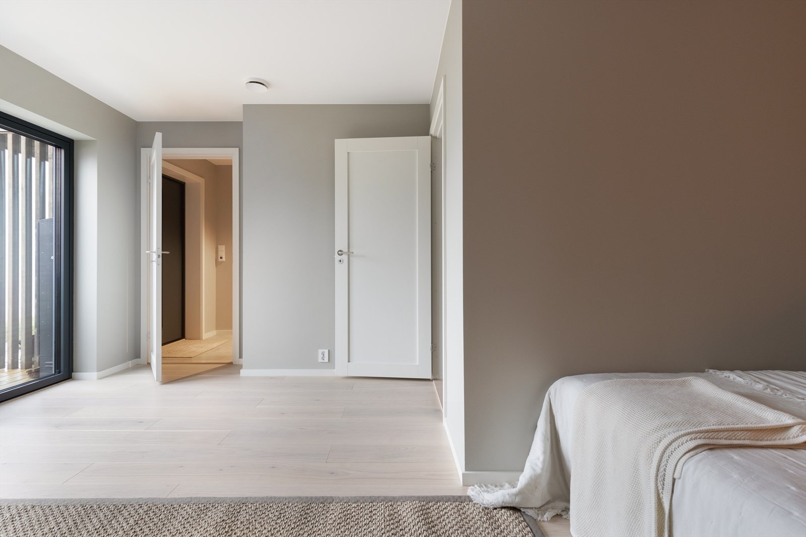 Walk-in garderoben er klargjort med rørføringer slik at dette rommet kan gjøres om til baderom. Galleribilde