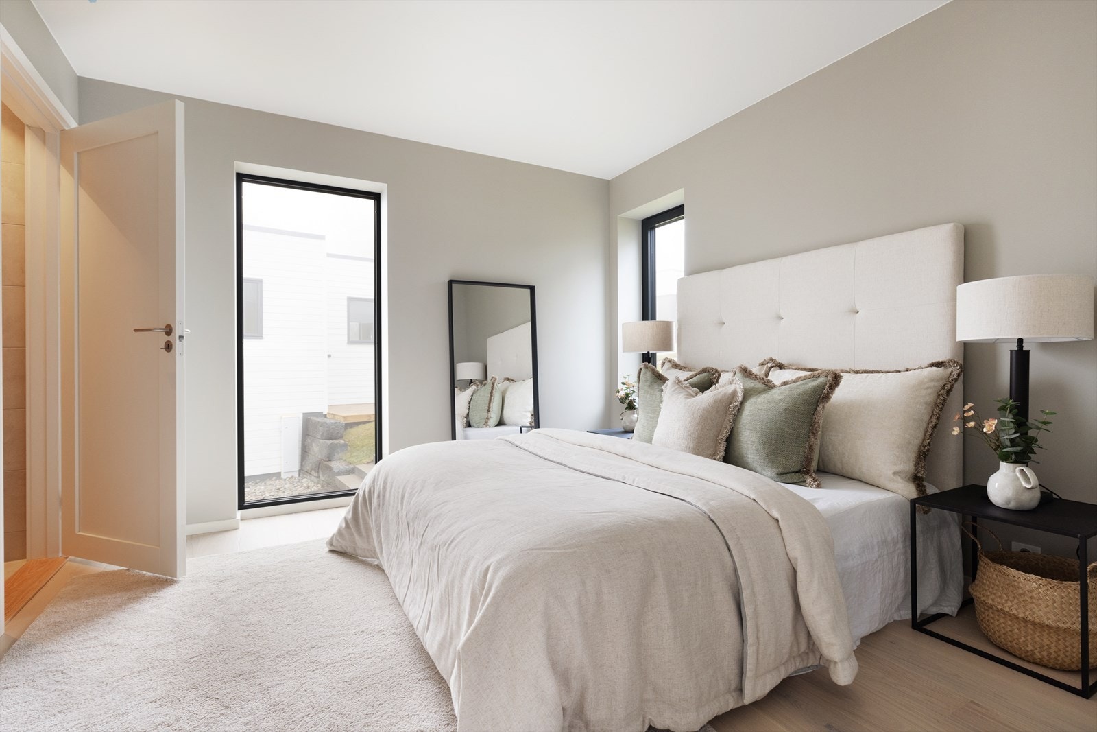 Her er det god plass til dobbeltseng med nattbord på hver side, samt annet møblement. Galleribilde