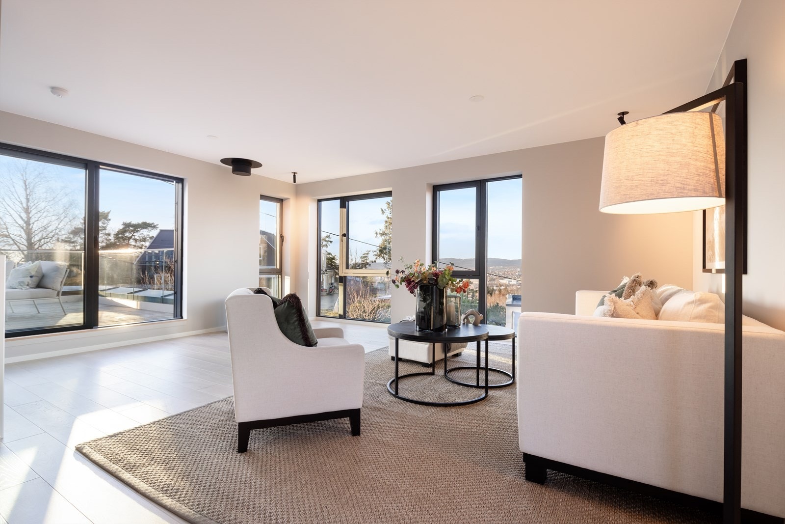 De store vindusflatene i alle himmelretninger bidrar også til mye naturlig lysinnslipp i rommet. Galleribilde