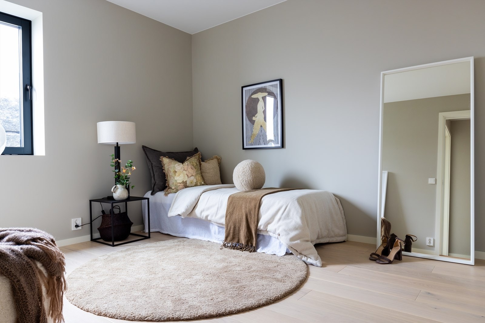 Soverommene i underetasjen passer fint som gjesterom, barnerom og kontor. Galleribilde