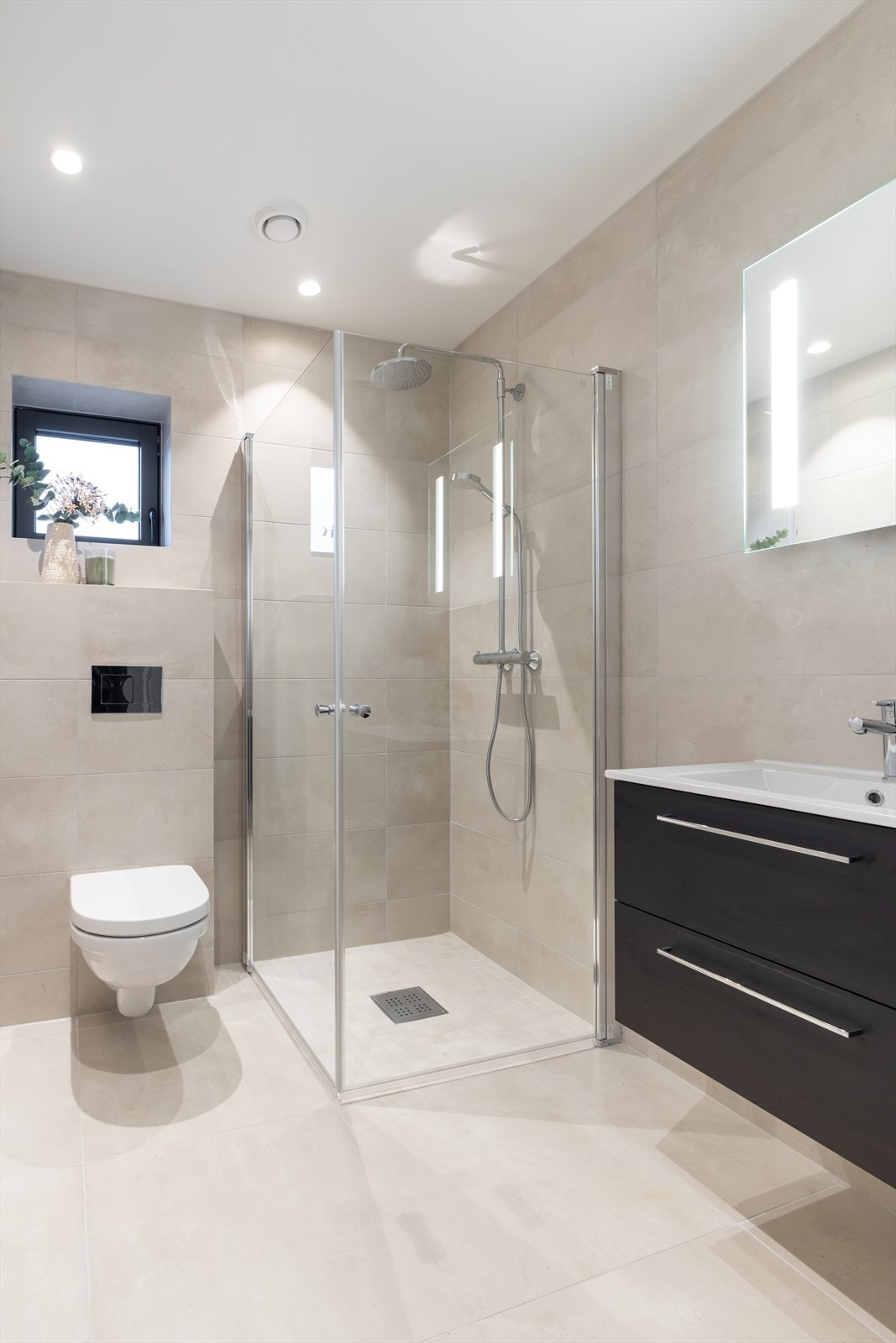 Her er det varmekabler i gulv og nedfelte downlights i himling. Galleribilde