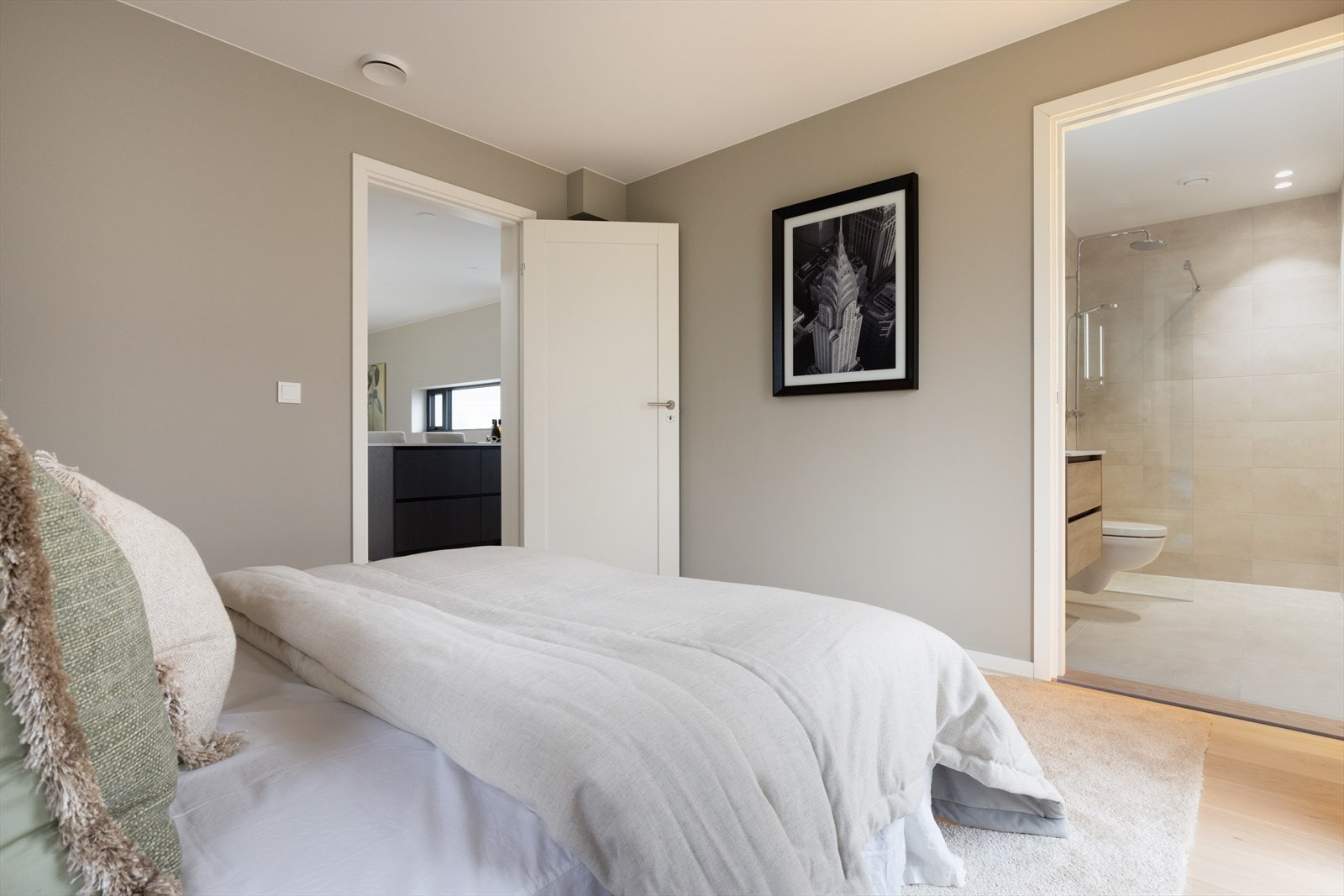 Soverommet har adkomst til eget privat baderom. Galleribilde