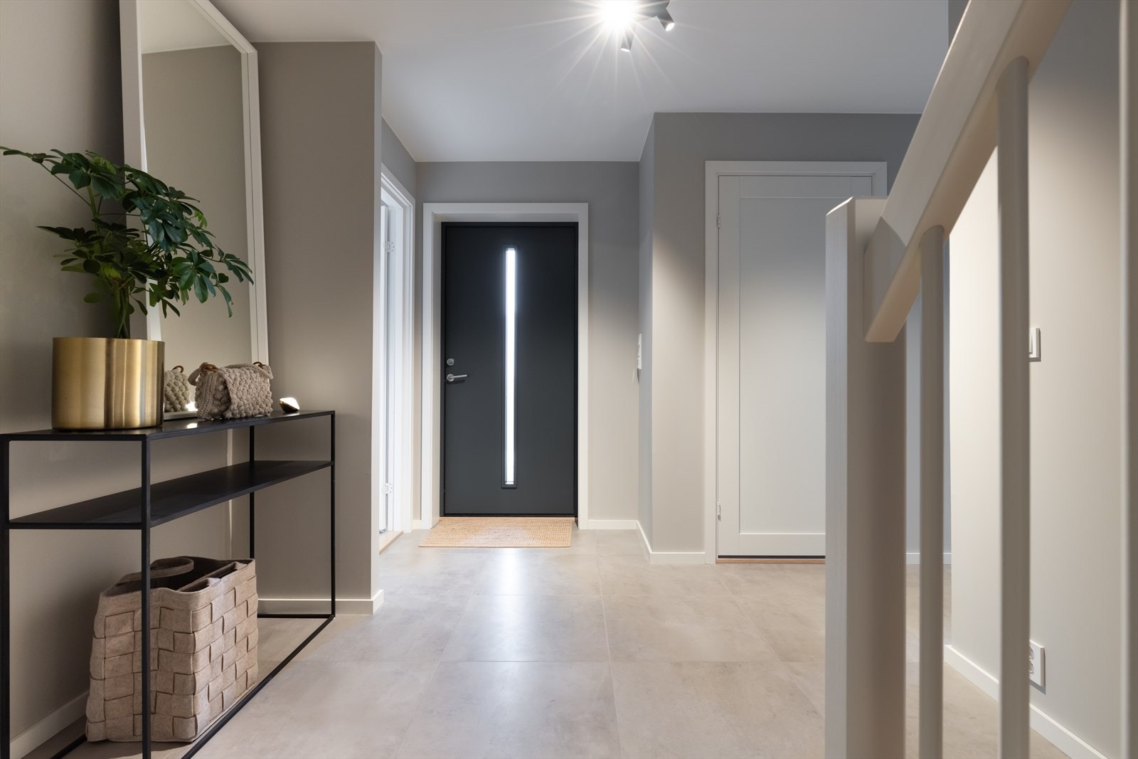 Innbydende flislagt inngangsparti som gir et godt førsteinntrykk av boligen. Galleribilde