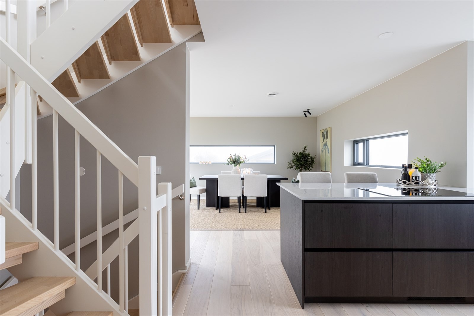 I 2. etasje er det et romslig kjøkken, spisestue, hovedsoverom med eget bad og vaskerom. Galleribilde