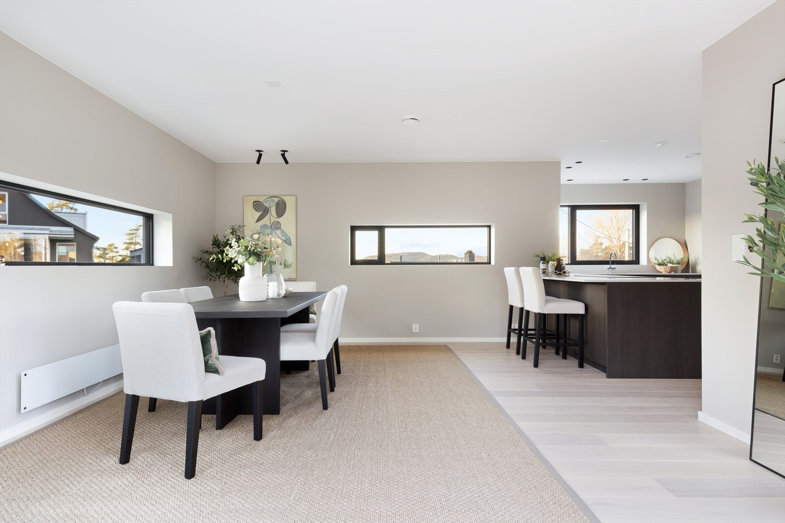 I spisestuen er det god plass til spisebord som rommer hele familien. Galleribilde