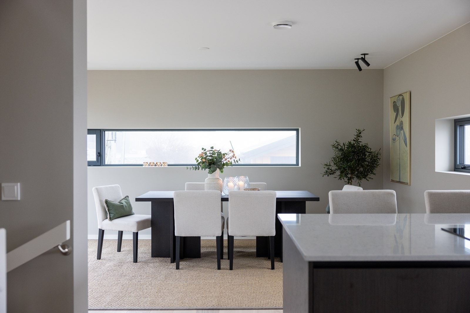 Åpen stue/kjøkken-løsning gir boligen en sosial løsning. Galleribilde