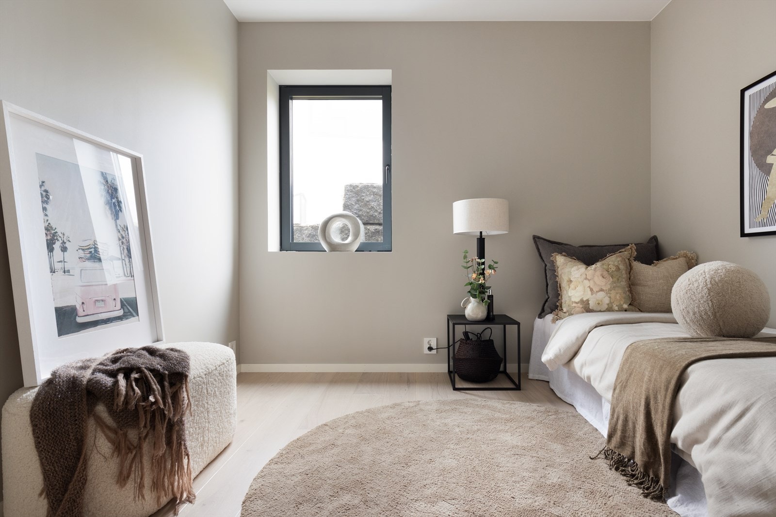 Alle rommene har god plass til seng, nattbord, skrivebord og garderobeskap. Galleribilde