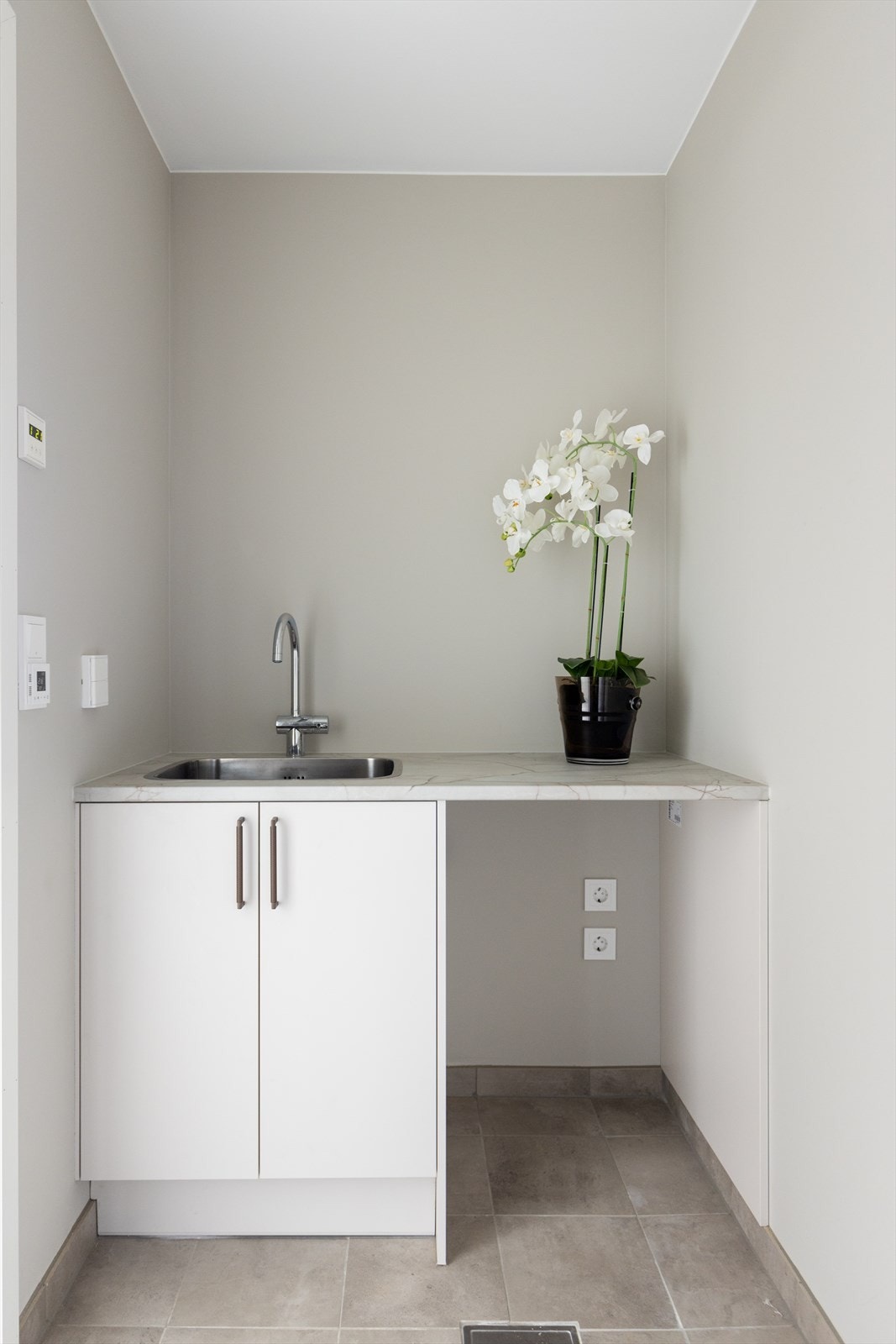 Her er det installert benkeplate med utslagskum, skapløsning under benkeplate samt satt av plass til vaskemaskin. Galleribilde