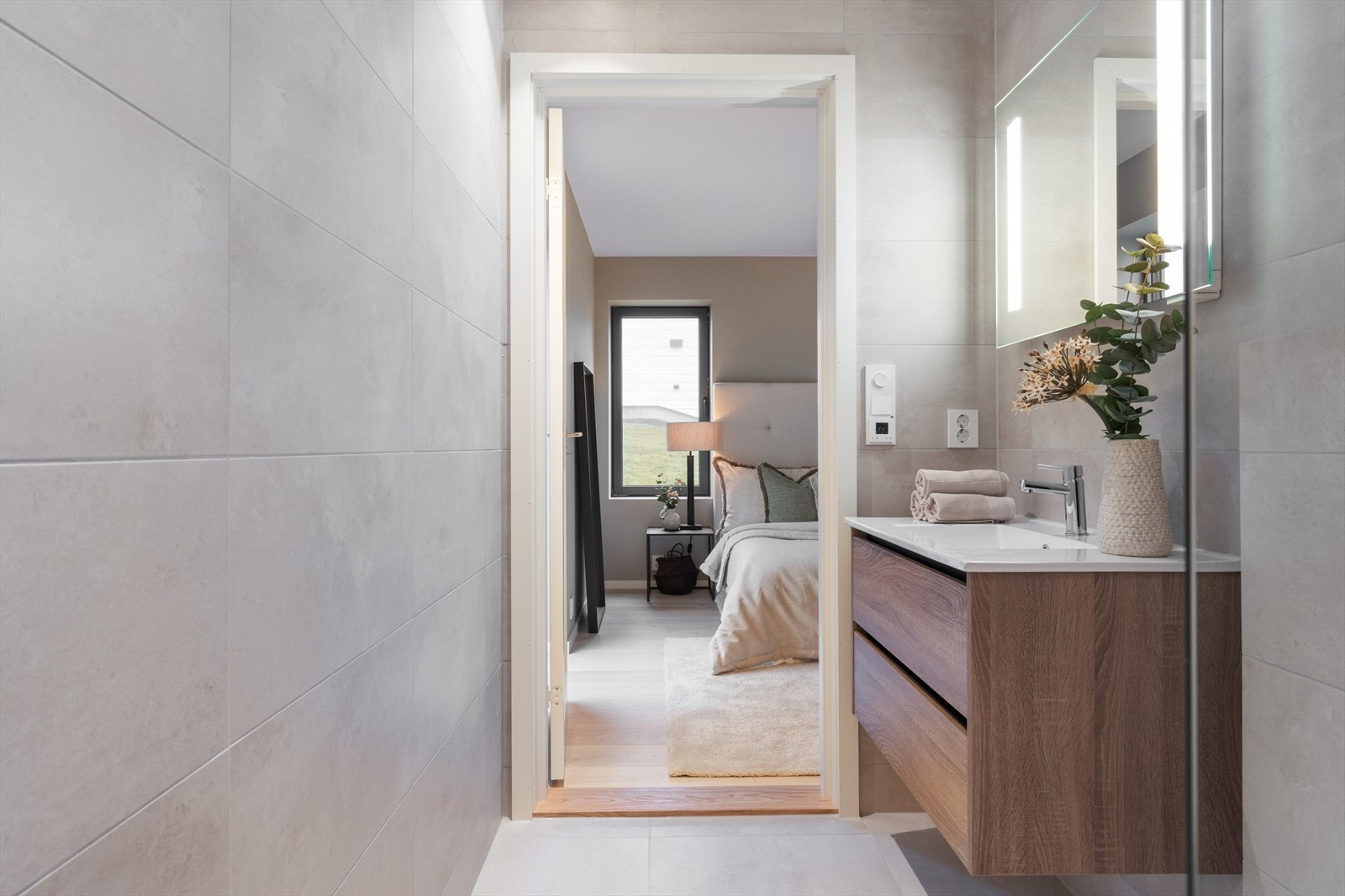 Badet er helfliset med varmekabler i gulv og downlights i himling. Galleribilde