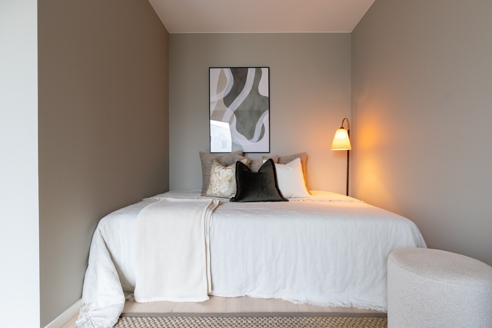 Dette soverommet kan gjøres om til en hybel om ønskelig. Det er klargjort med rør i vegg for opplegg til hybelkjøkken. Galleribilde