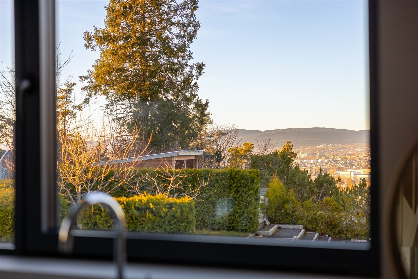 Utsikten kan nytes fra alle etasjer, her fra kjøkkenet. Galleribilde