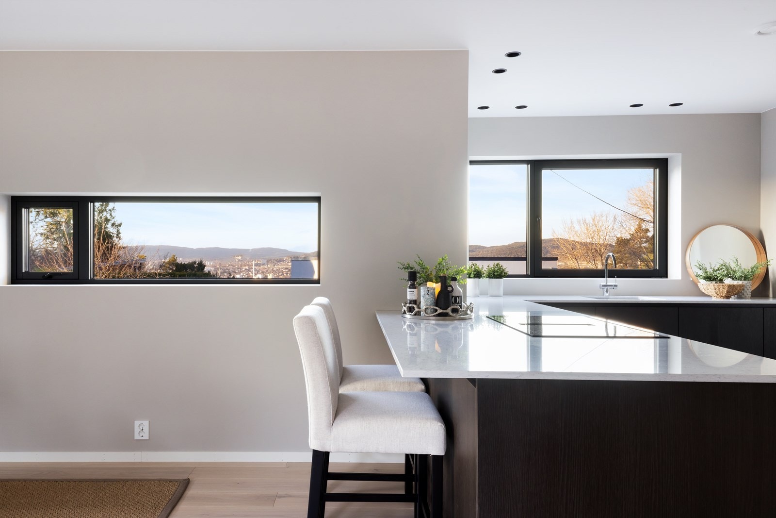 Det er laget til med sitteplasser under deler av kjøkkenbenk, dette er praktisk i en hektisk hverdag. Galleribilde