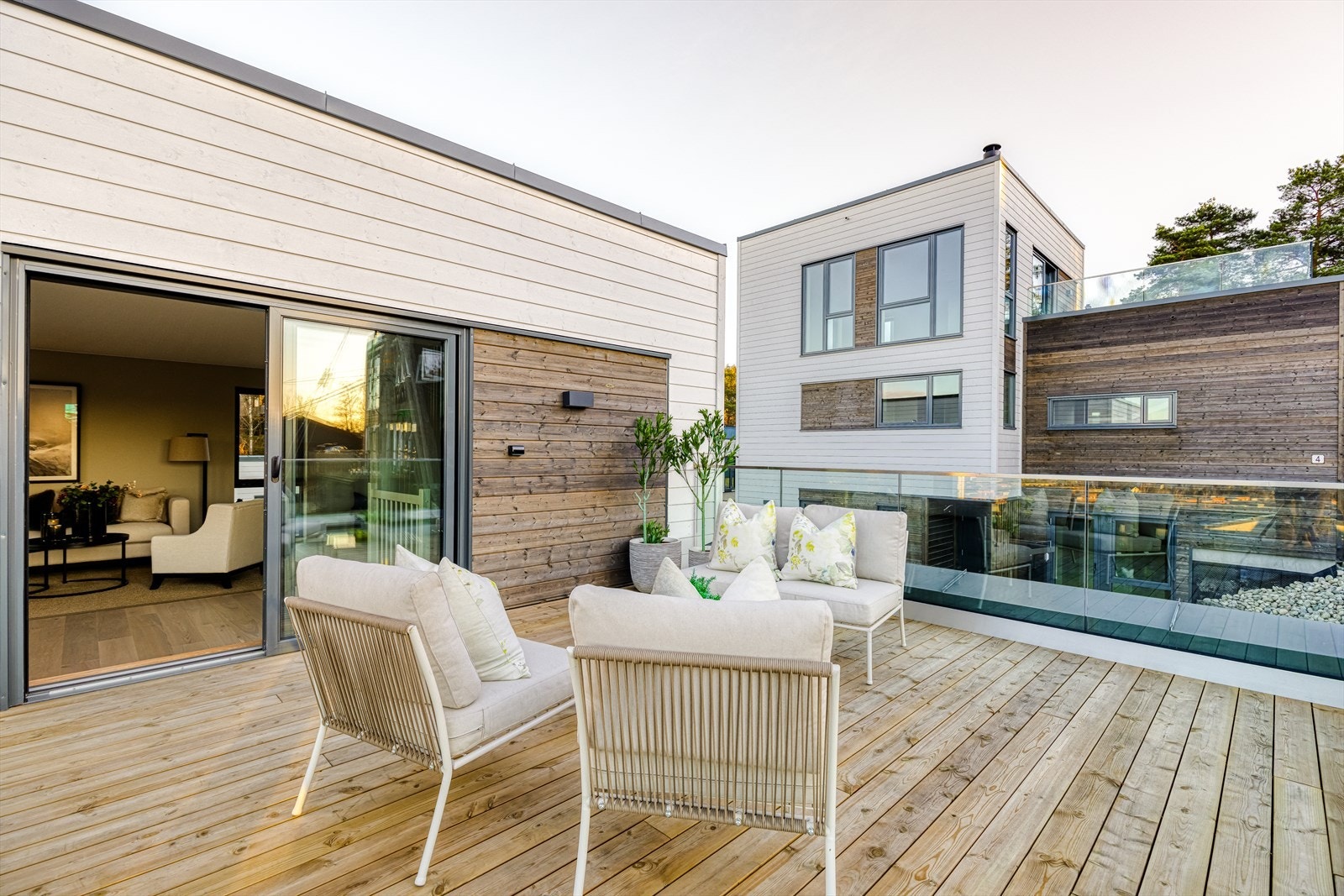 Terrassen er ca. 20 kvm. og har gode møbleringsmulighetet Galleribilde