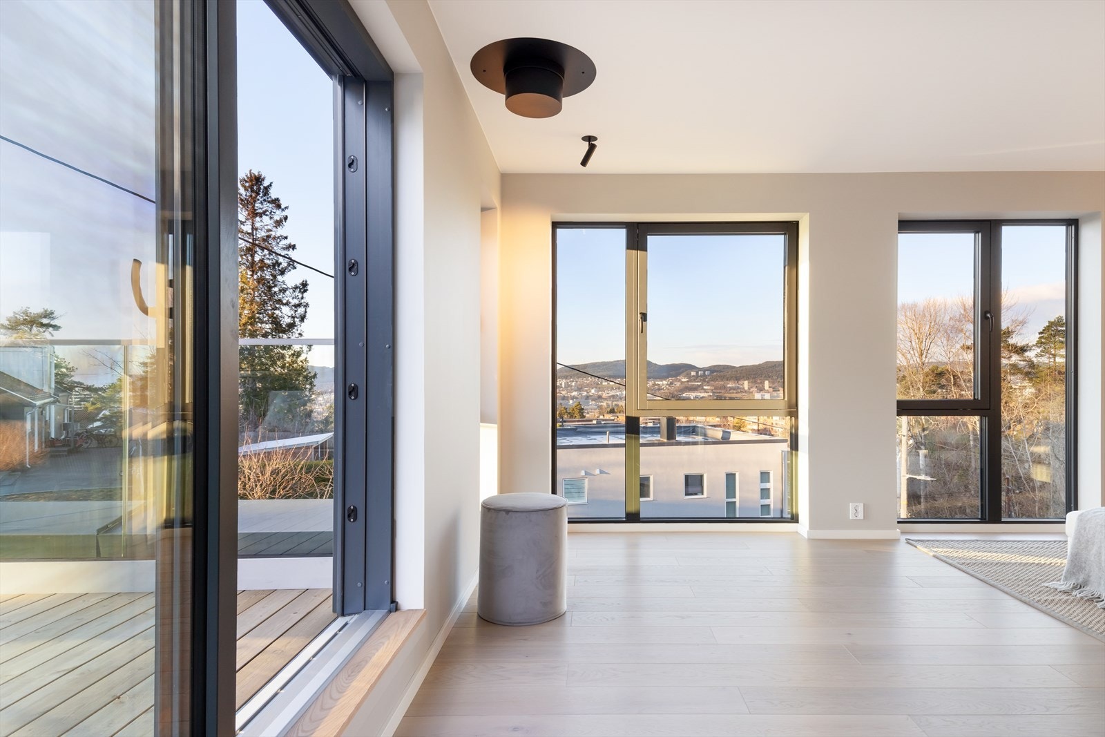 I stuen er det etablert pipe i stål forberedt for eventuell peisovn eller peis fra Peisselskabet AS. Dette må eventuelt installeres av kjøper. Galleribilde