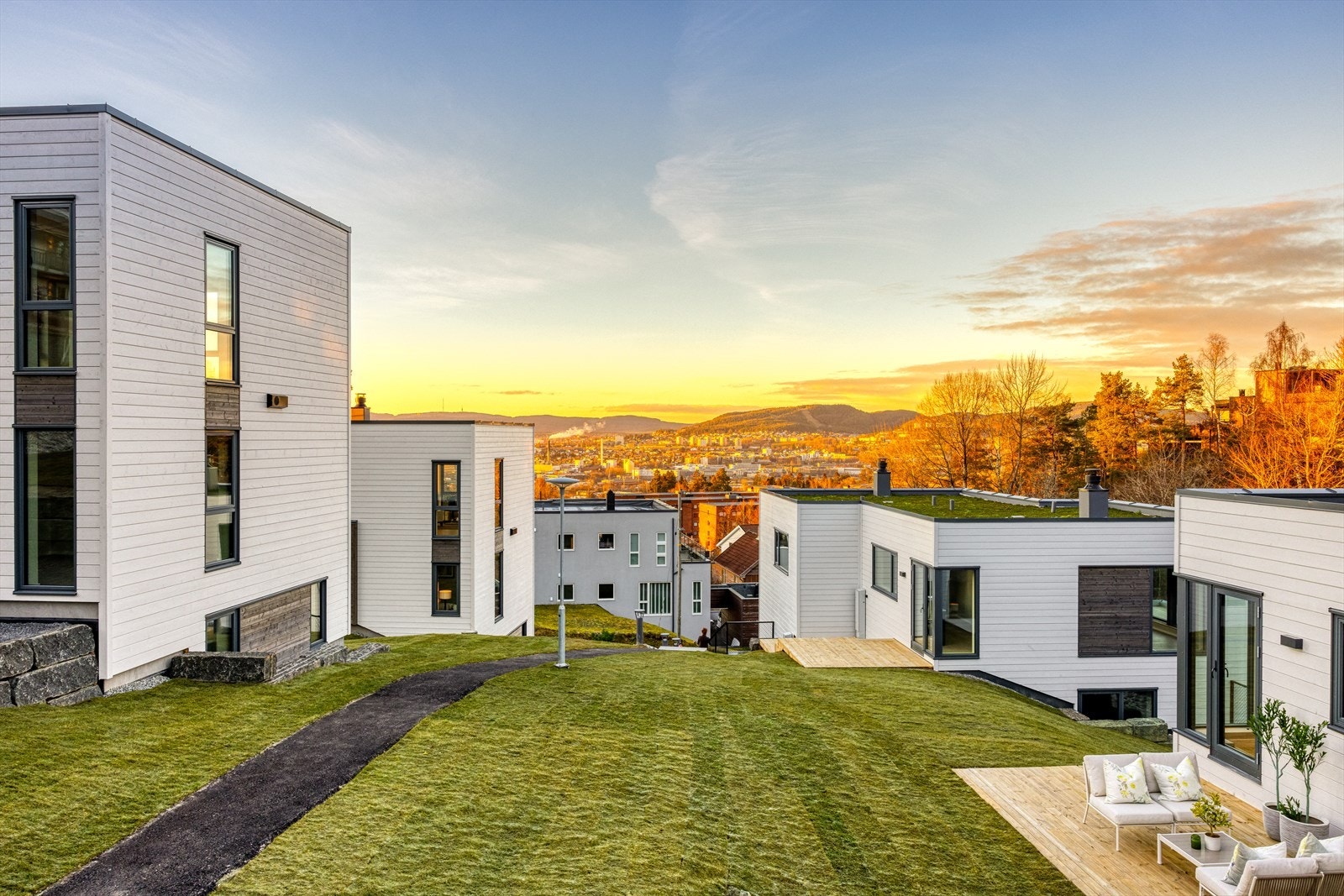 Boligene har et pent opparbeidet uteareal hvor alle har egen vedtektsfestet hageparsell, denne boligen har parsell på 216 kvm. Galleribilde