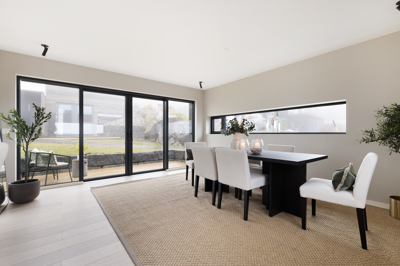 Her er det rikelig med vinduer som skaper mye naturlig lysinnslipp i rommet. Galleribilde