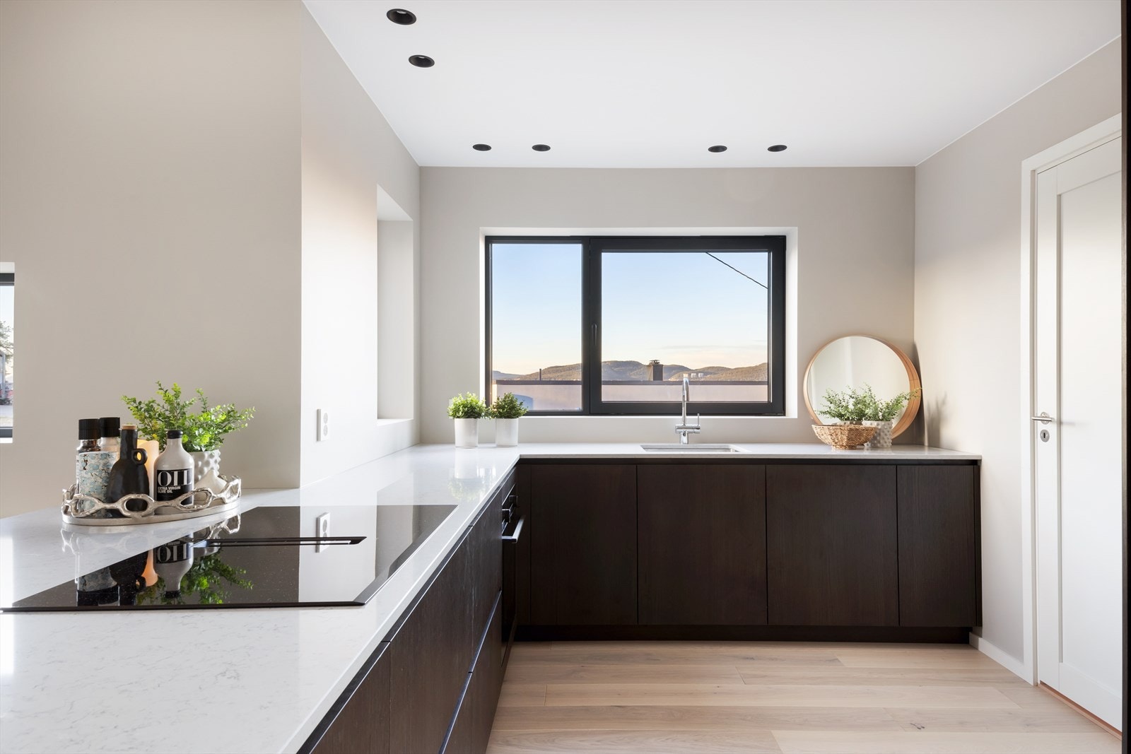 Hvitevarer fra Siemens som inkluderer platetopp med ventilator, innbygningsovn, helintegrert oppvaskmaskin og integrert kombiskap. Ventilator med integrert avtrekk. Galleribilde