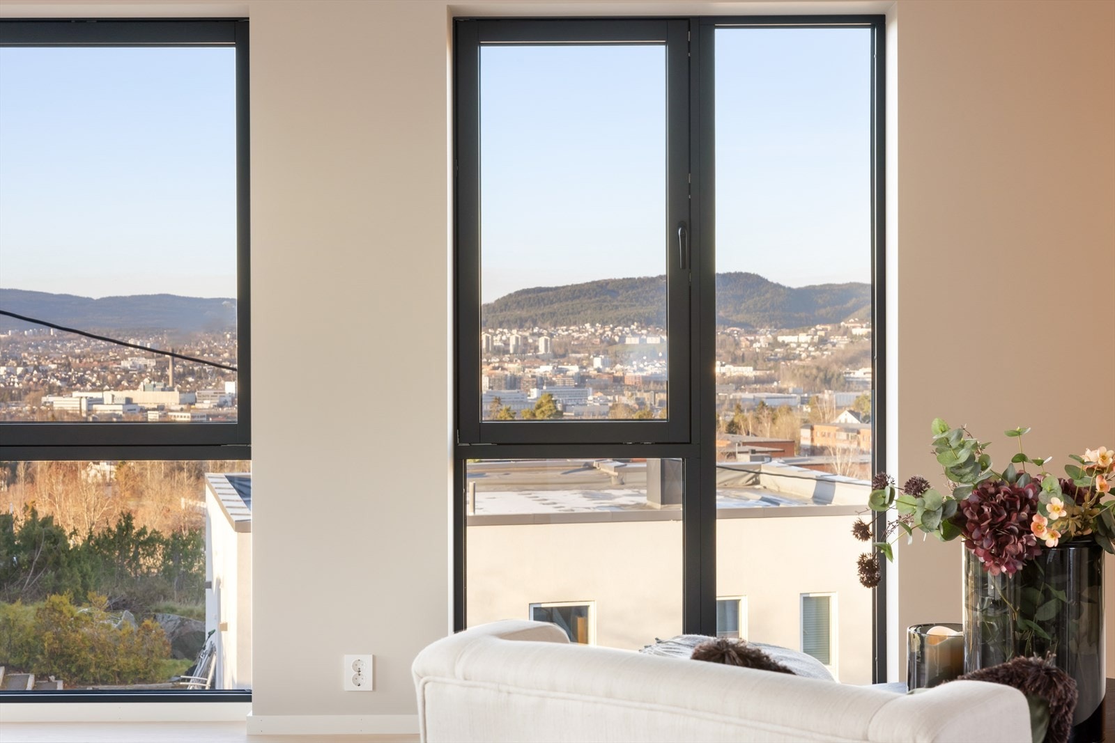 I stuen er det store vindusflater som gjør at en kan nyte utsikten fra hele rommet. Galleribilde