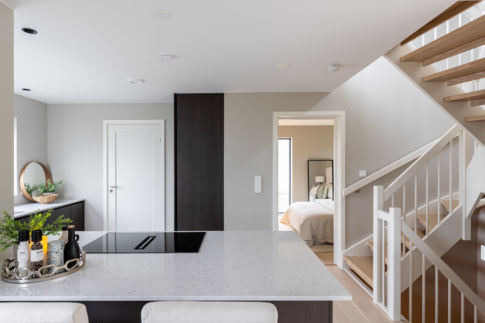 Her er det rikelig med skap- og benkeplass. Galleribilde