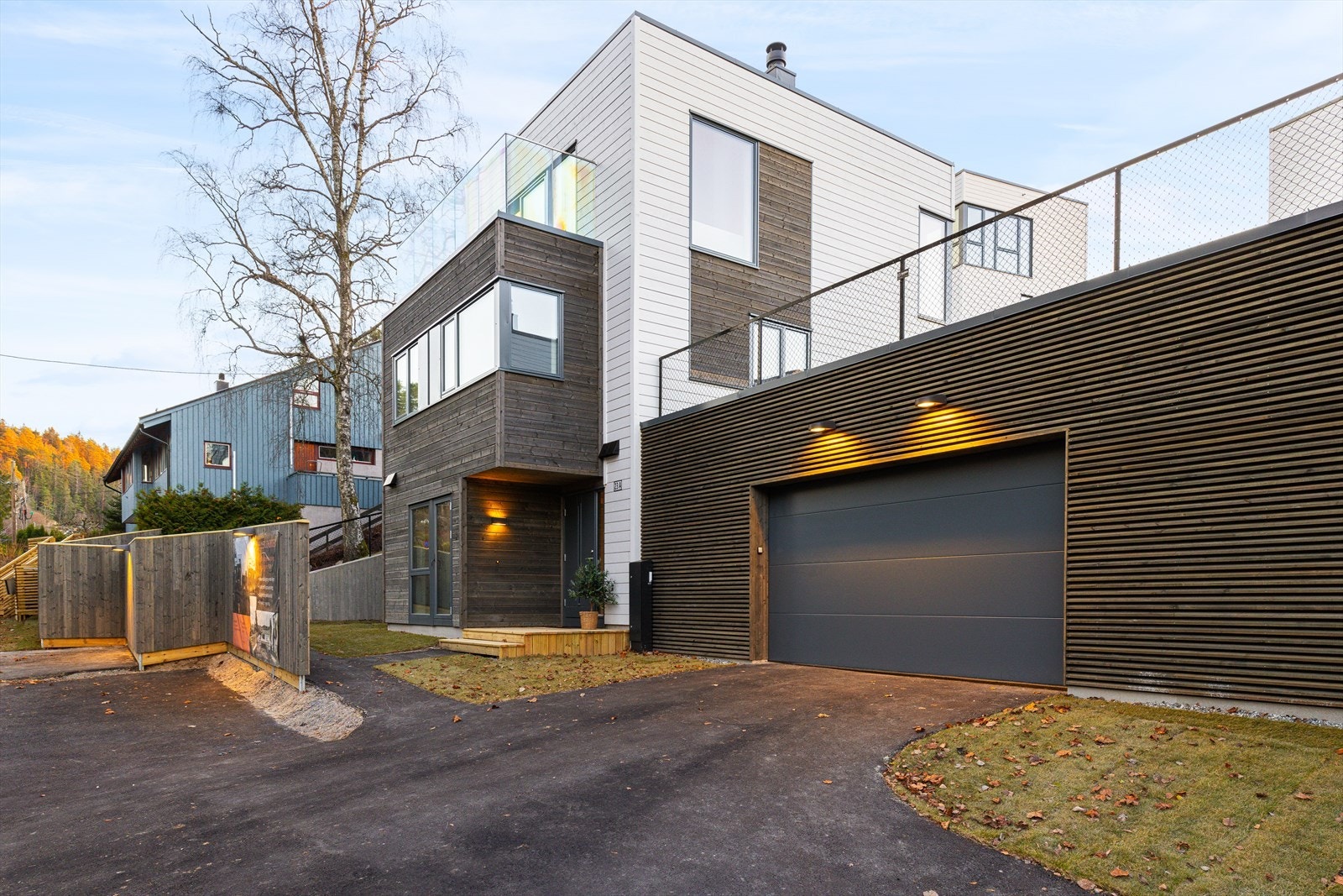 Elektrisk garasjeport. Det er også én gjesteparkeringsplass i sameiet. Galleribilde