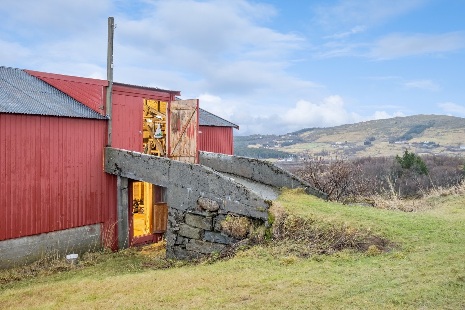 Godt med lagringsplass både oppe og nede. I dag står det bl.a. en bil oppe i fjøsen. Galleribilde