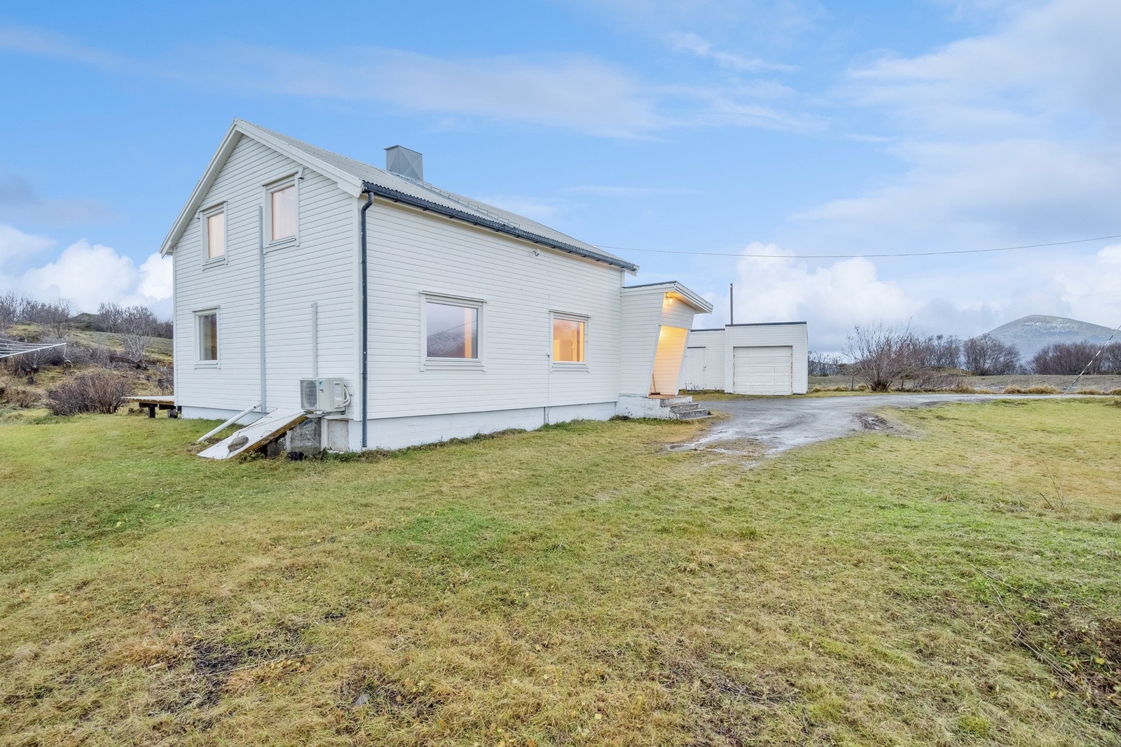 Innholdsrik eiendom med enebolig, anneks og fjøs. Galleribilde