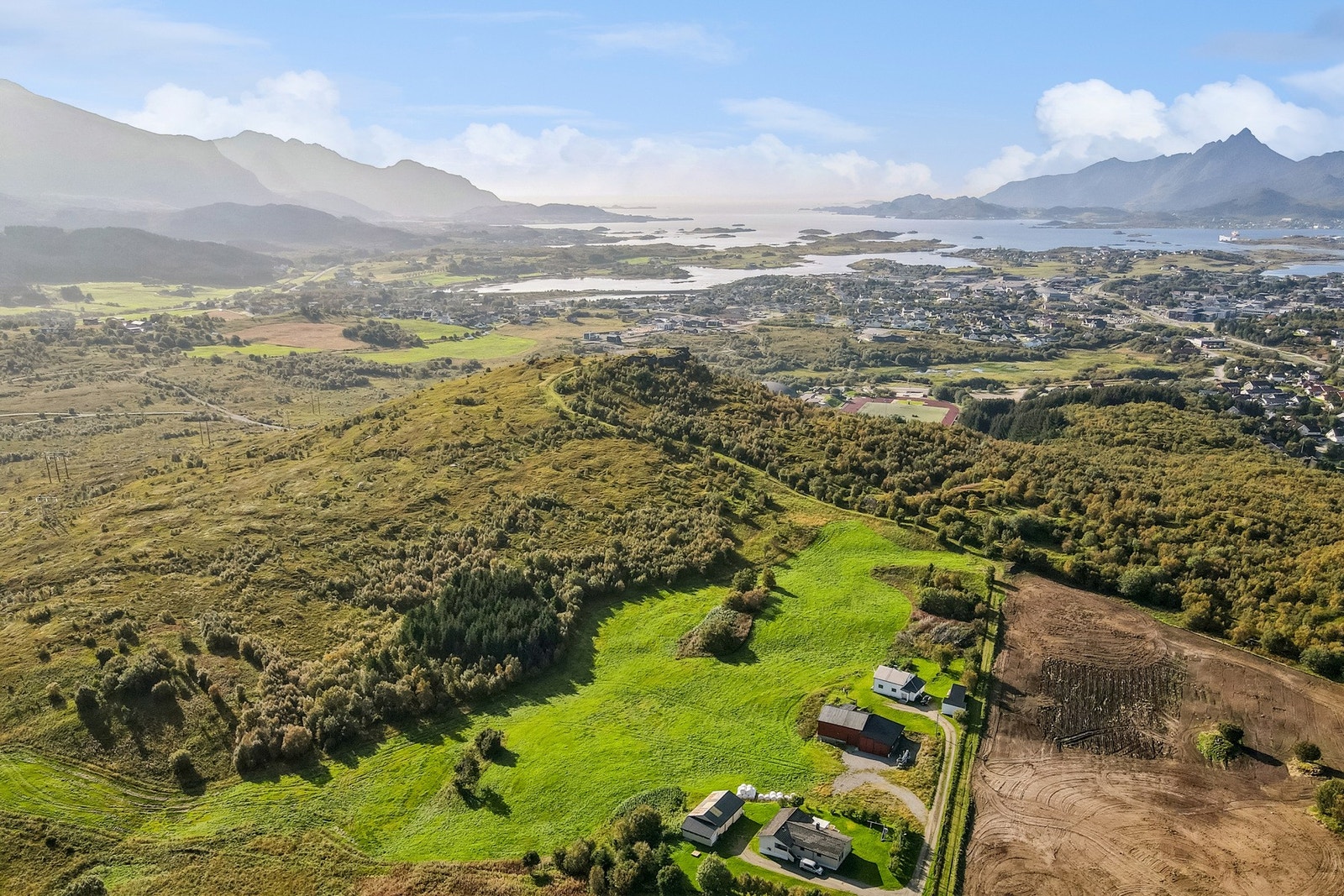 Her er det umiddelbar tilgang til naturen med mange flotte turstier om sommeren og skiløyper om vinteren. Galleribilde