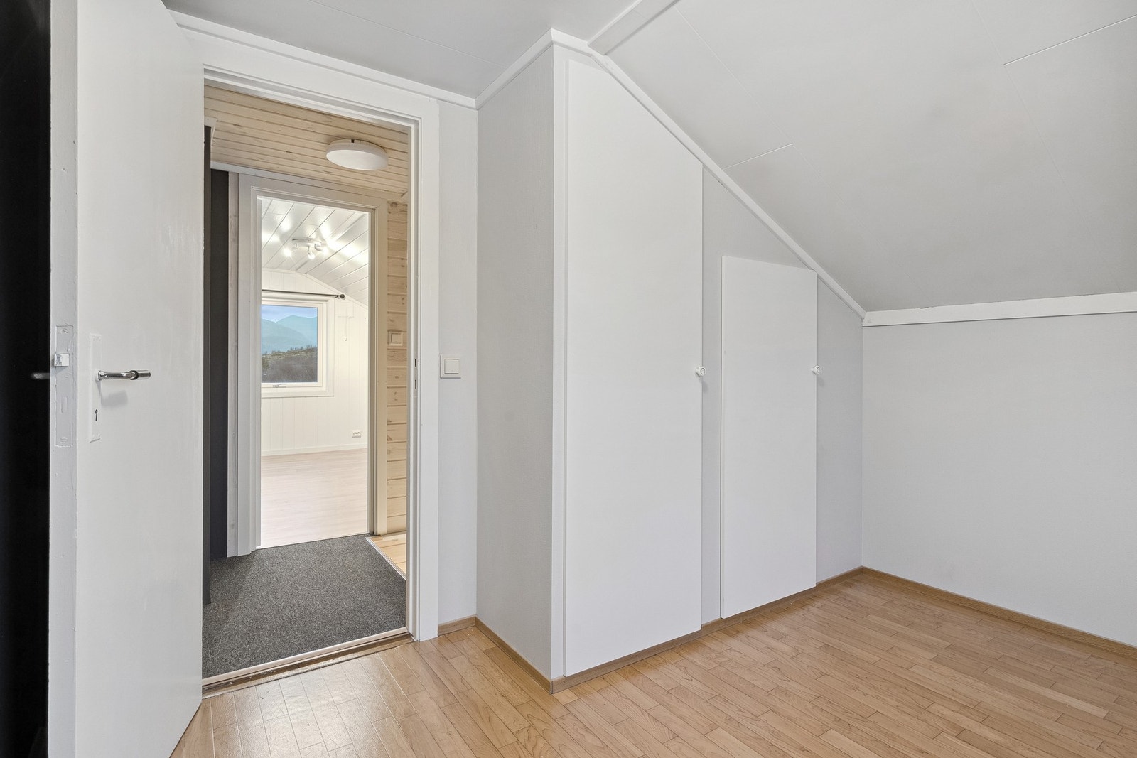 Soverom med lagringsplass i innebygde skap. Galleribilde