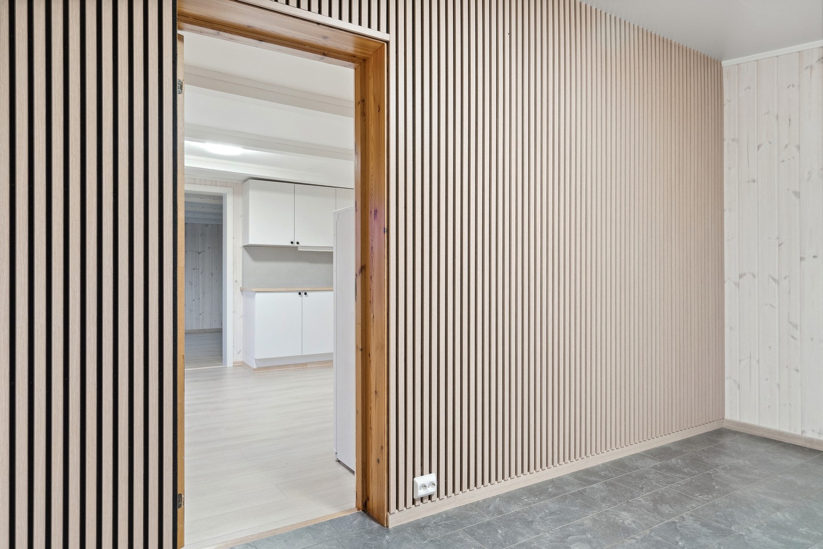 Romslig gang med spilevegg. Galleribilde