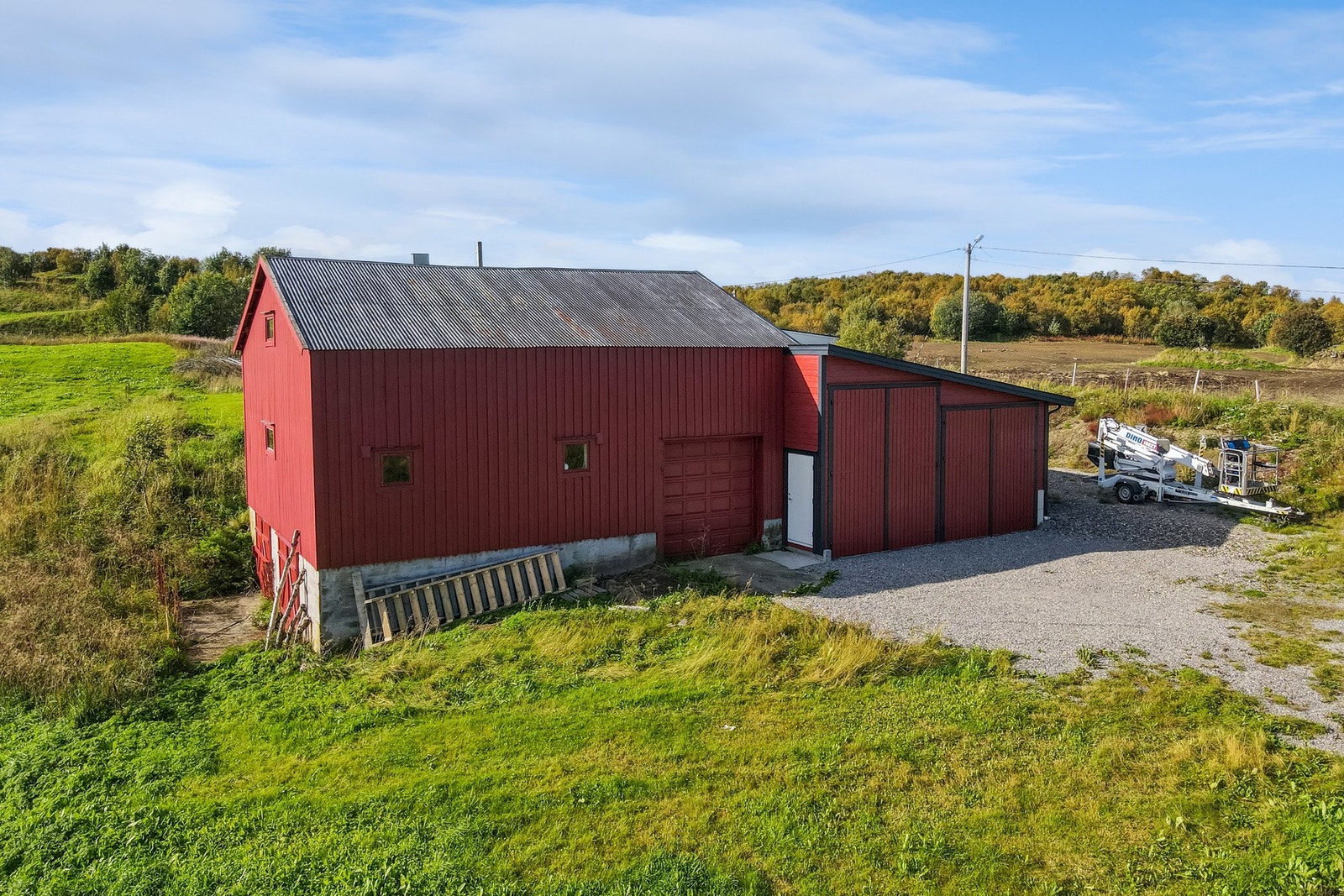 Romslig fjøs med nytt lagertilbygg. Her er det virkelig potensiale med all plassen du får. Galleribilde