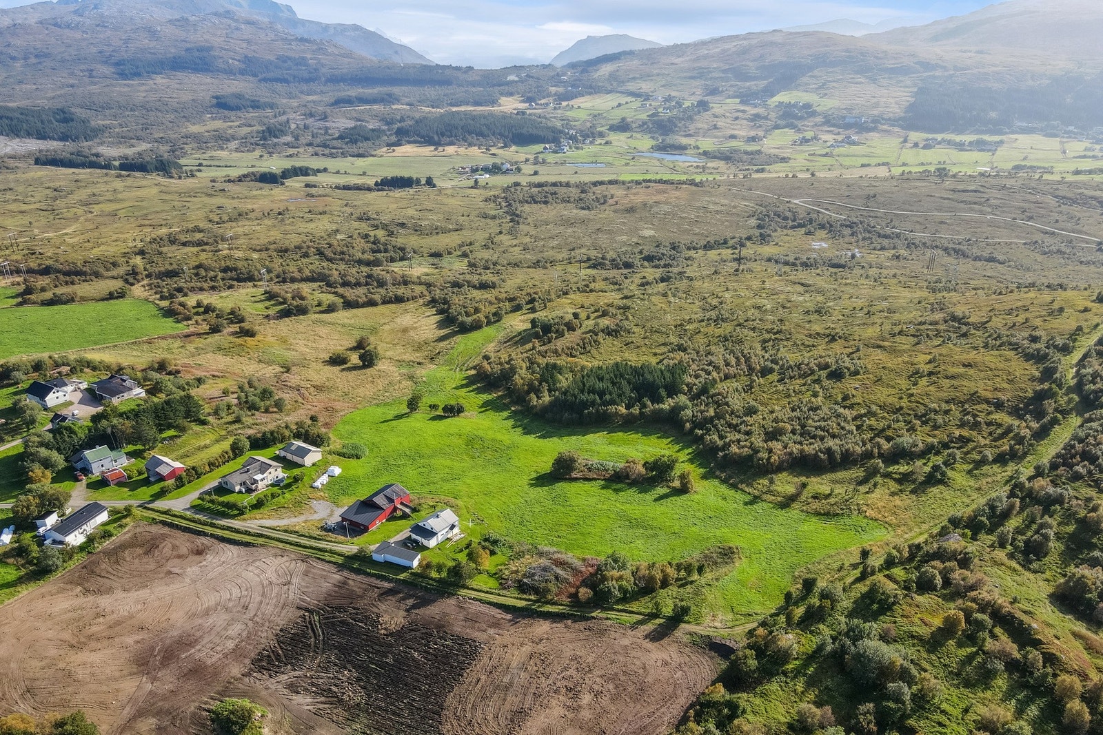 Idrettsanlegget med fotballbane, klatring etc. ligger på motsatt side av Borgatoppen som er like bak eiendommen. Galleribilde