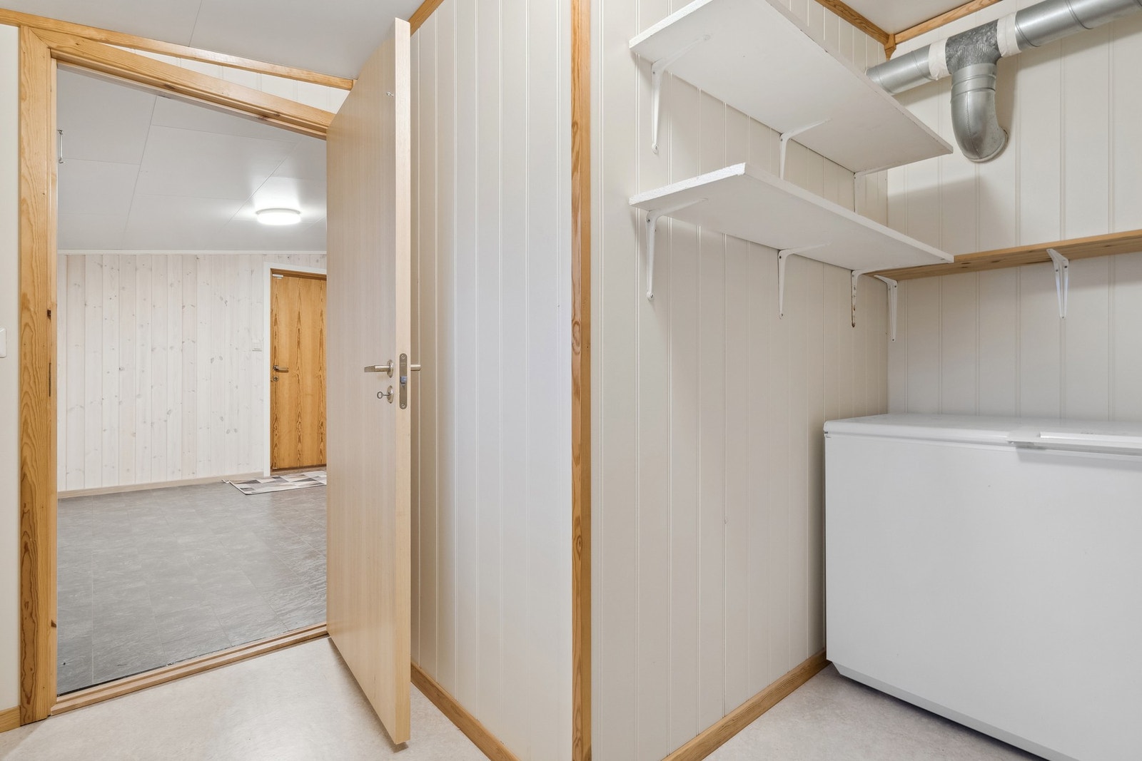 Praktisk bod å ha rett ved gangen. Galleribilde