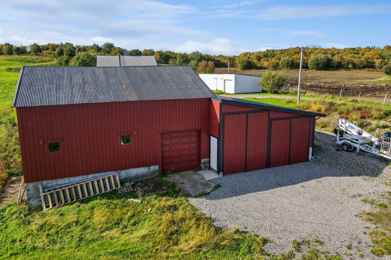 Innholdsrik fjøs med tilbygget lagerbygg. Galleribilde