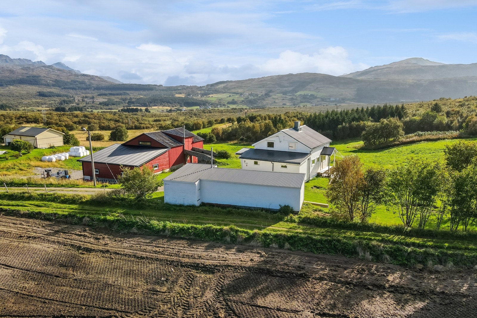 Landbrukseiendommen består i hovedsak av annet markslag på 212,3 mål, overflate dyrket jord på 15,8 mål, fulldyrka jord på 6,9 mål og til slutt 3,4 mål av bebygd, samf., vann, bre iht. NIBIOs gårdskart. Galleribilde