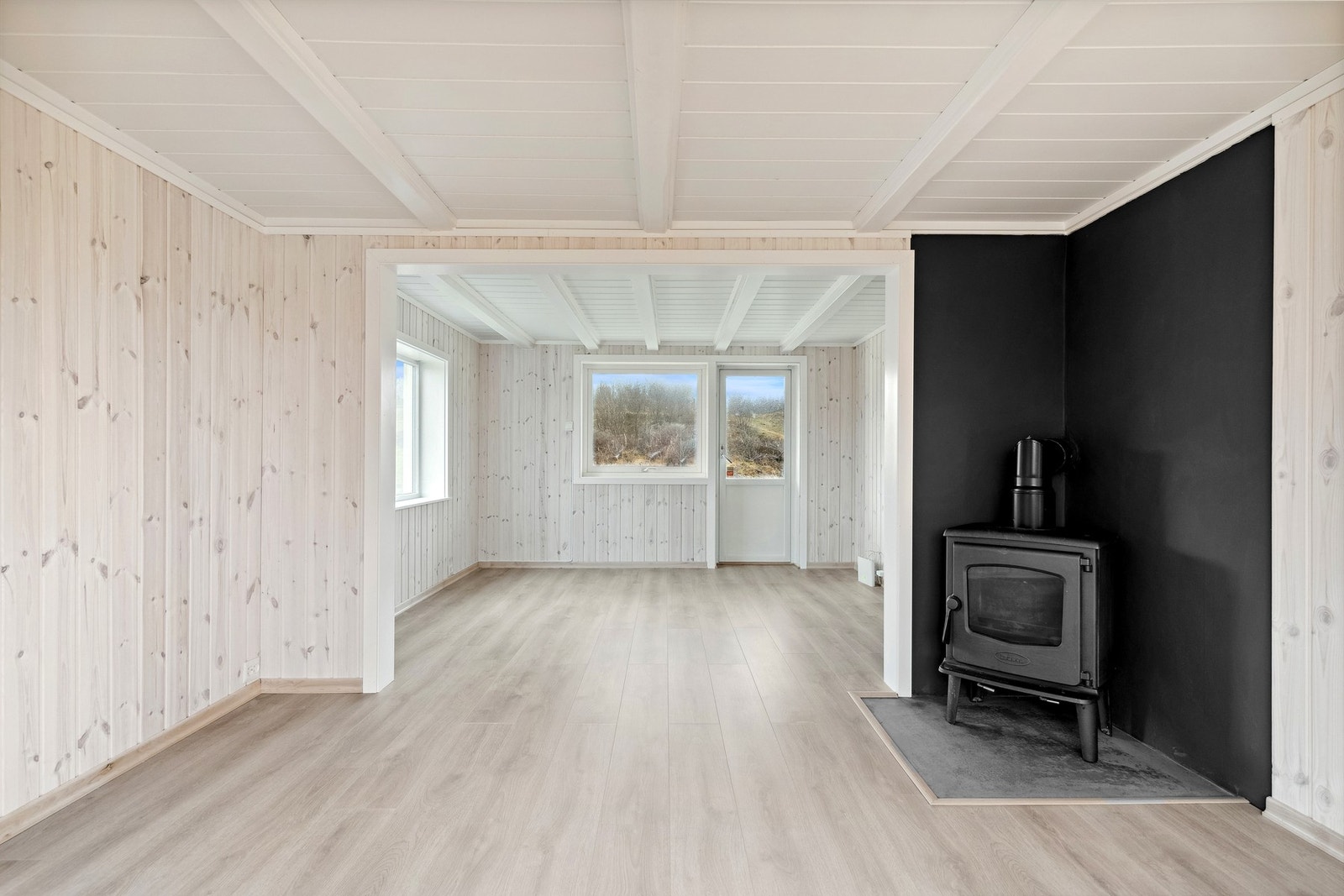 Det er både vedfyring og varmepumpe til oppvarming i stua. Galleribilde