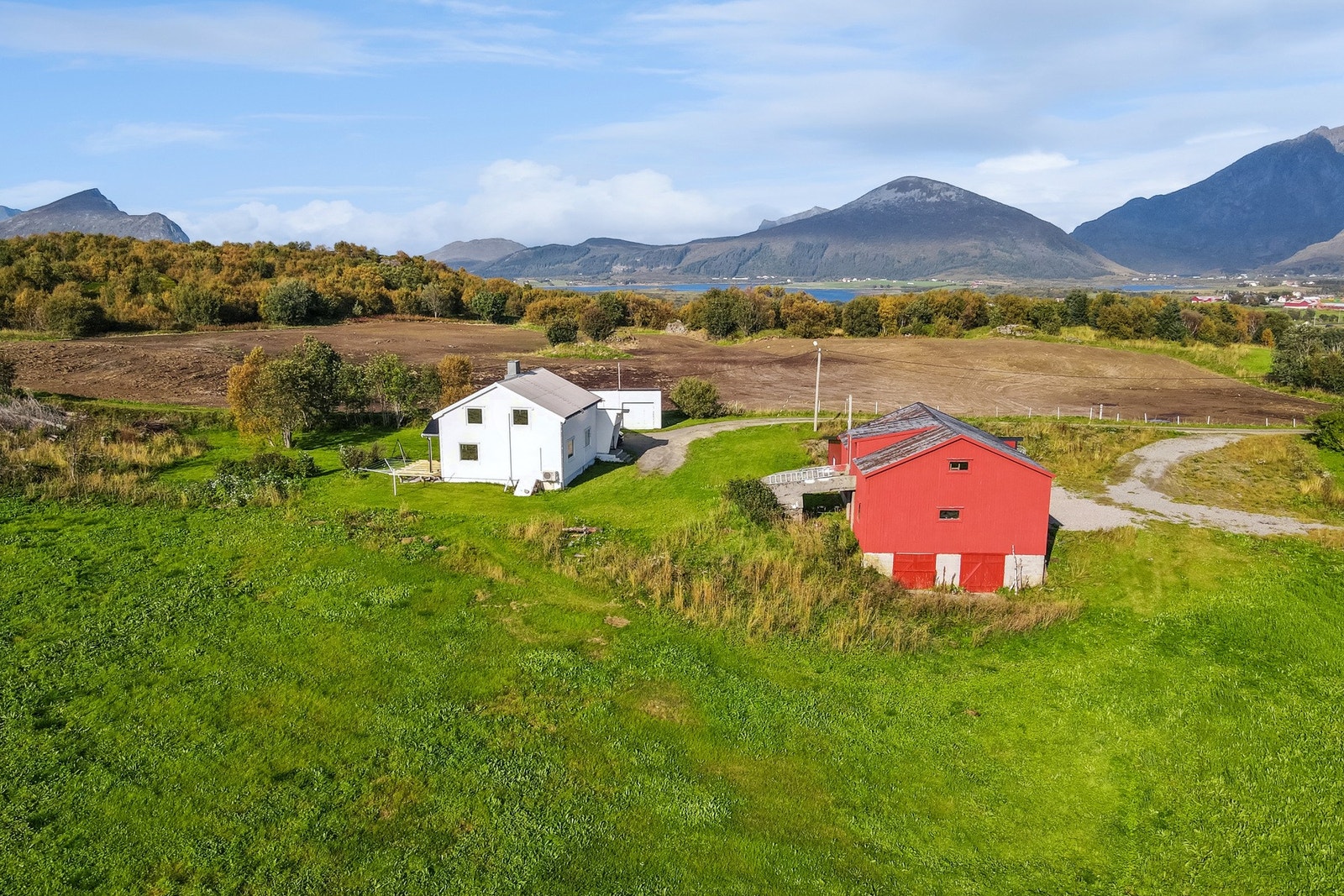 Eiendommen ligger idyllisk til for seg selv. Galleribilde